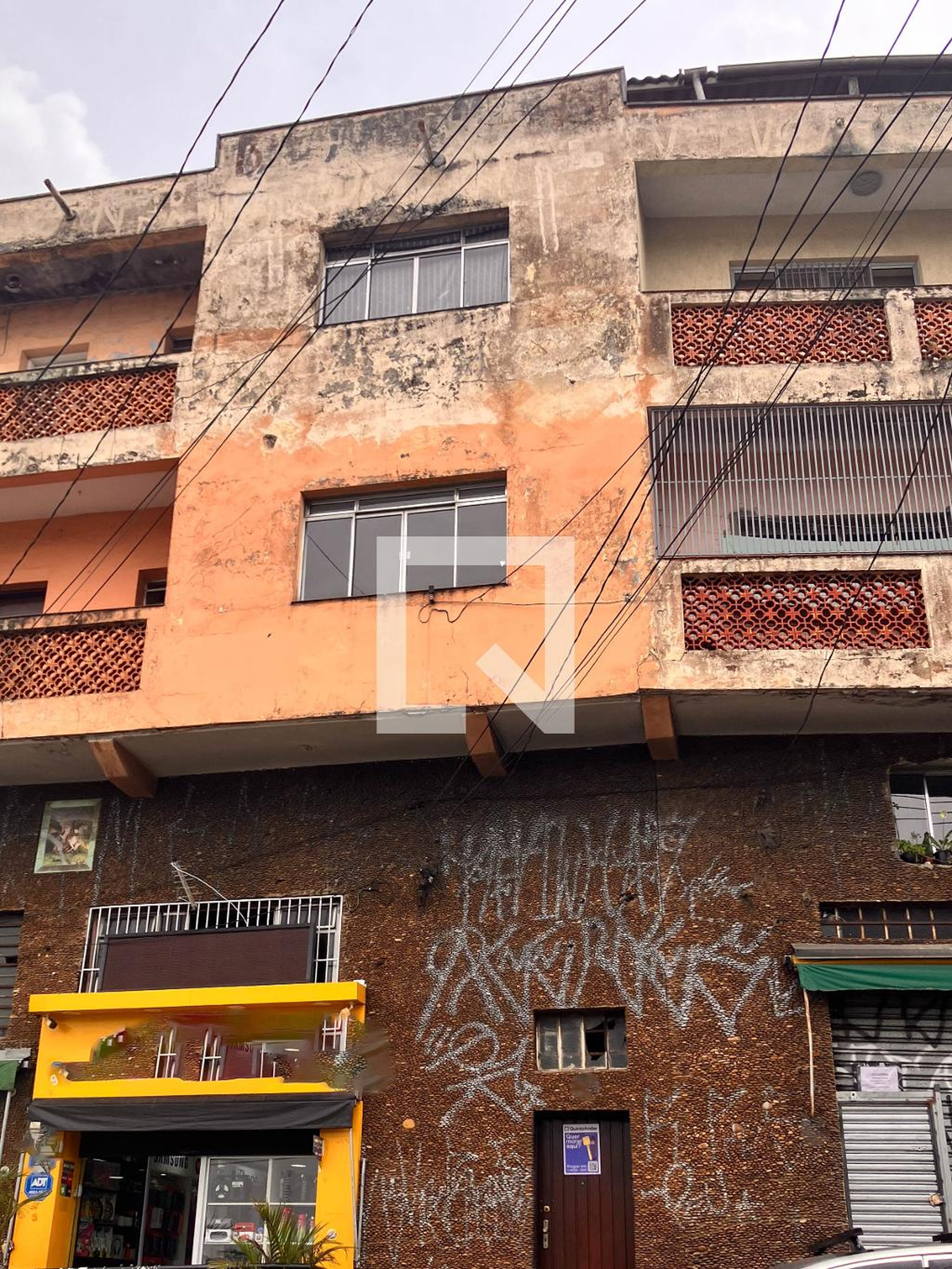 Fachada Condomínio em Rua Ana Clara, 395