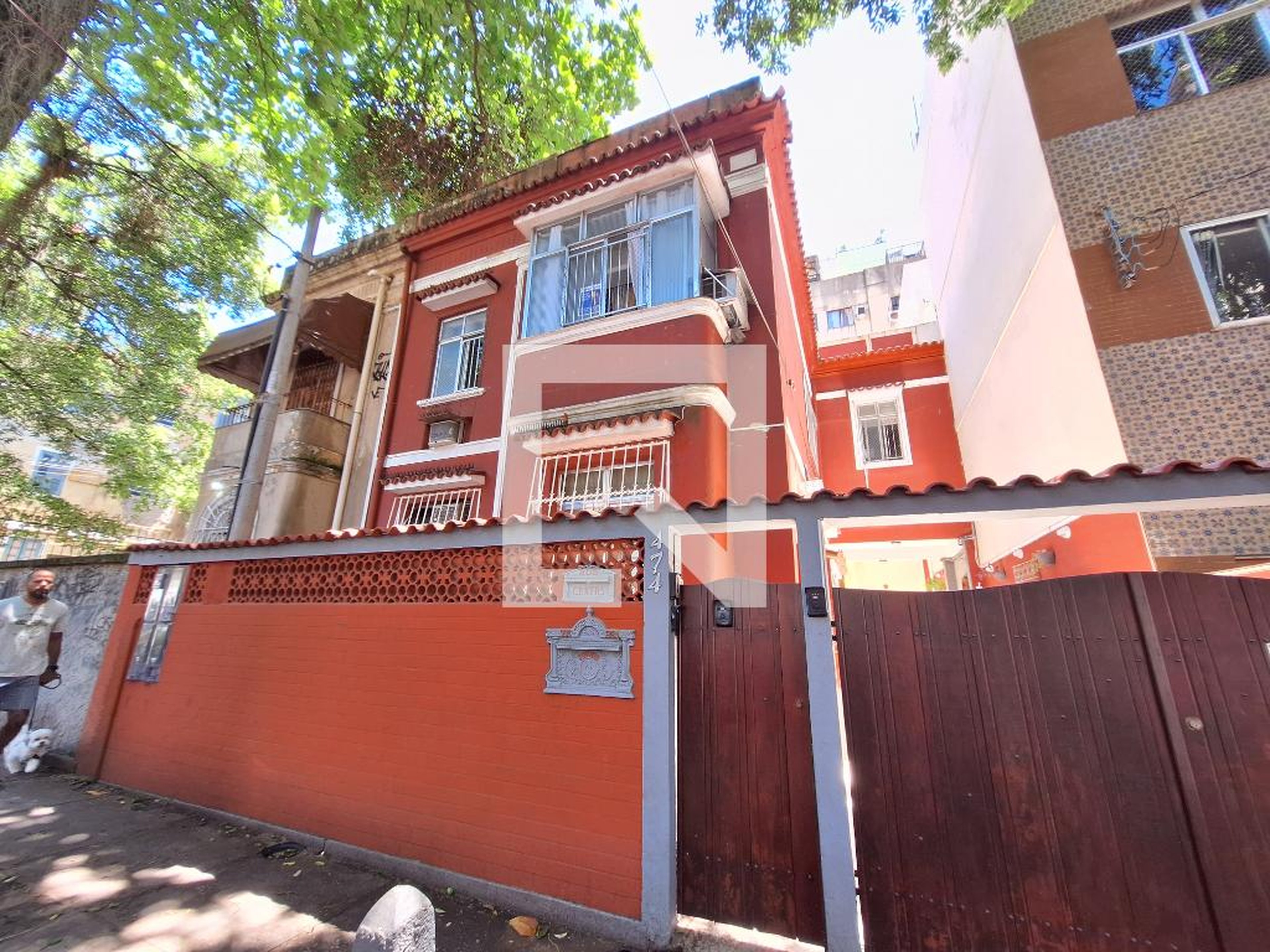 Fachada Condomínio em Rua Álvaro Ramos, 474