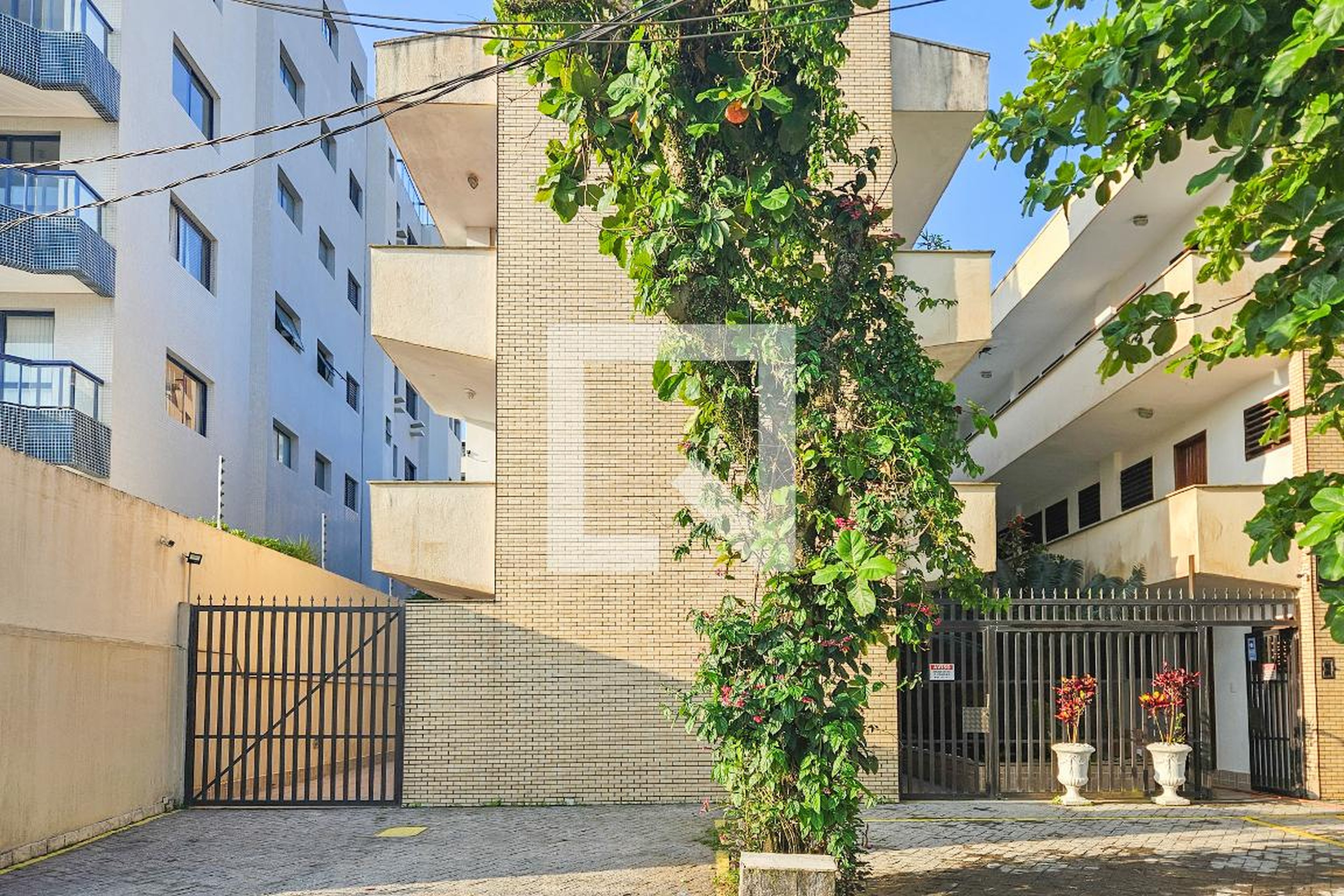 Fachada Condomínio em Rua José Inácio Corrêa, 69