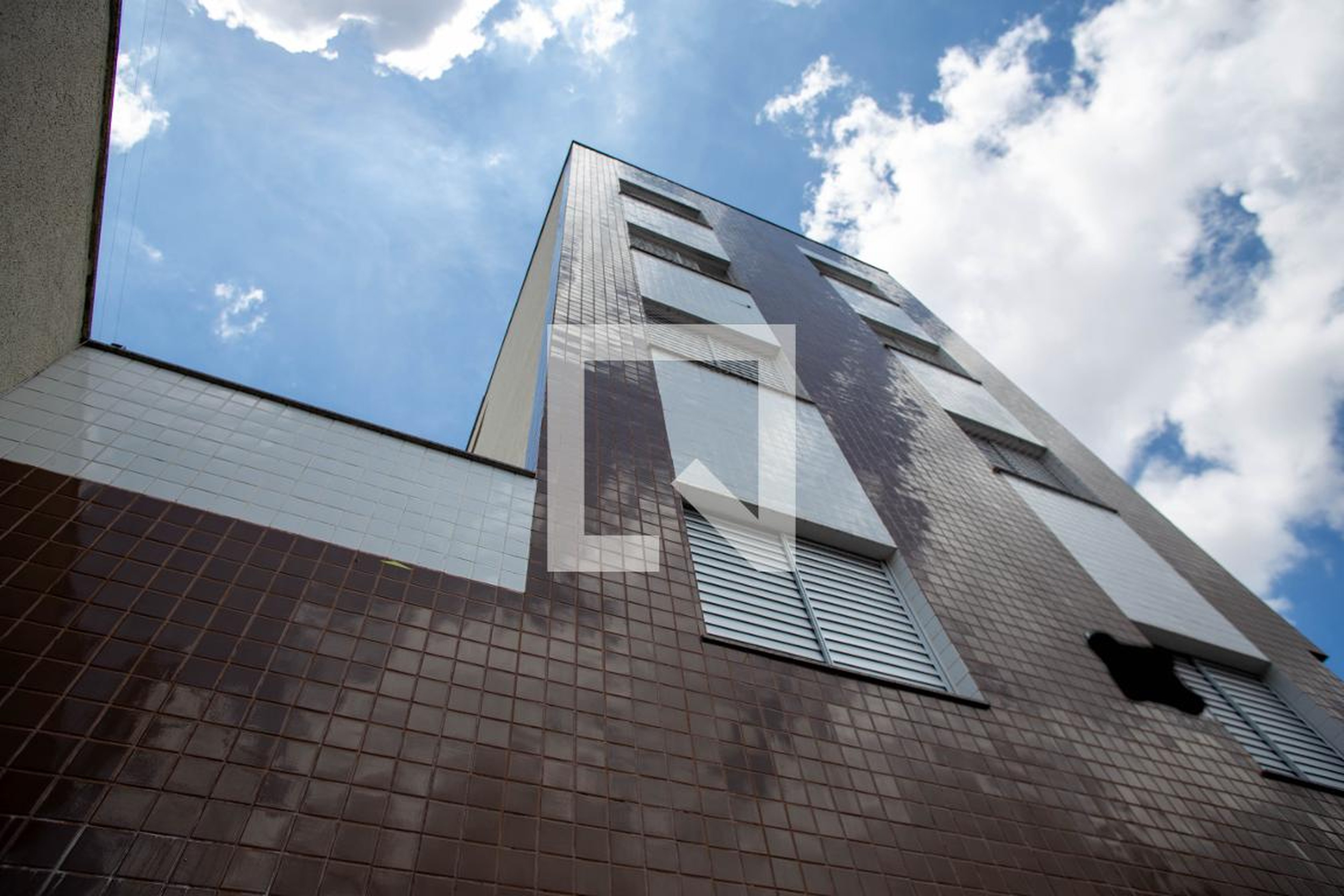 Fachada Condomínio em Rua Gravatá, 147