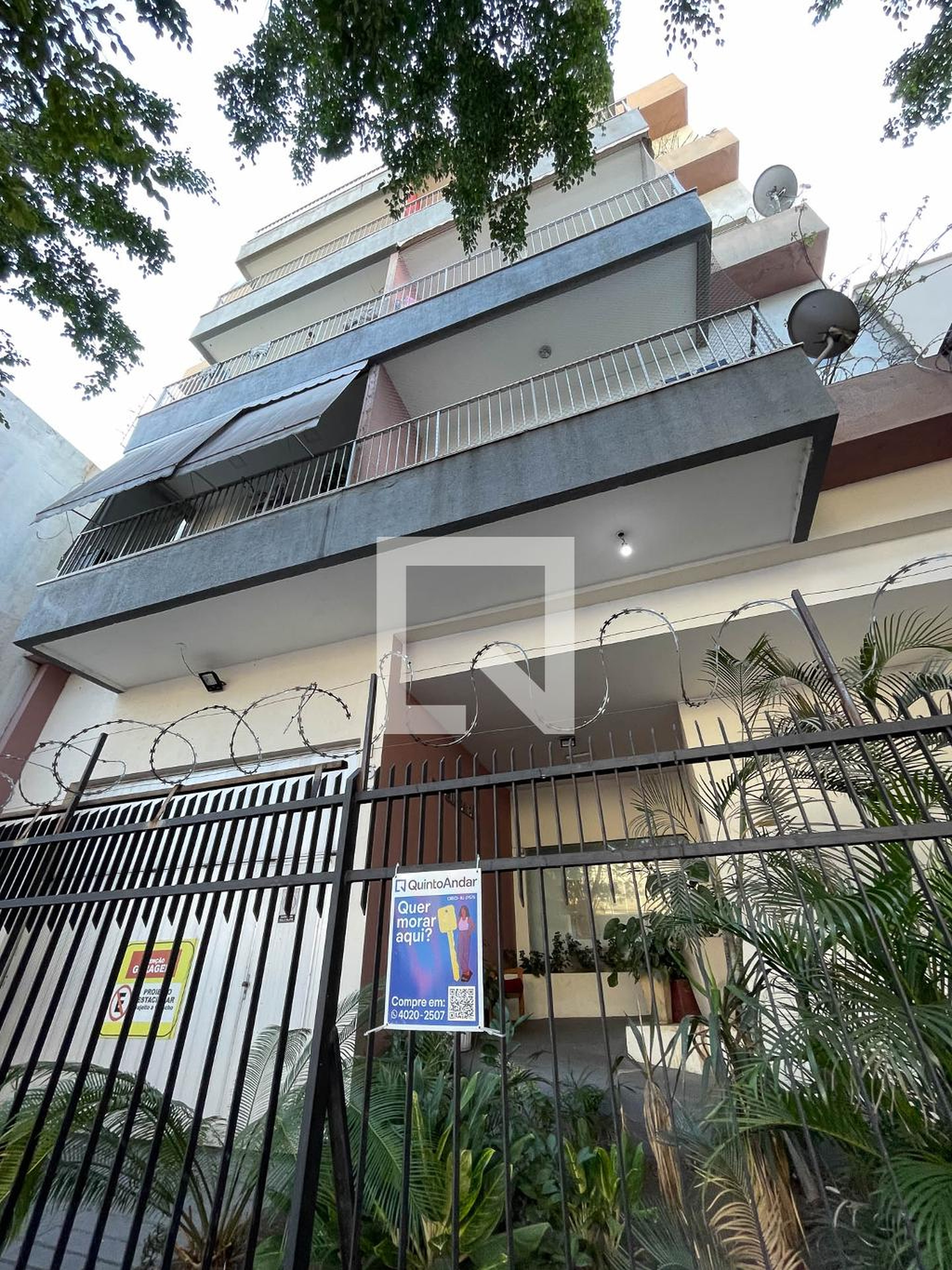 Fachada Condomínio em Rua Professora Estér de Melo, 166