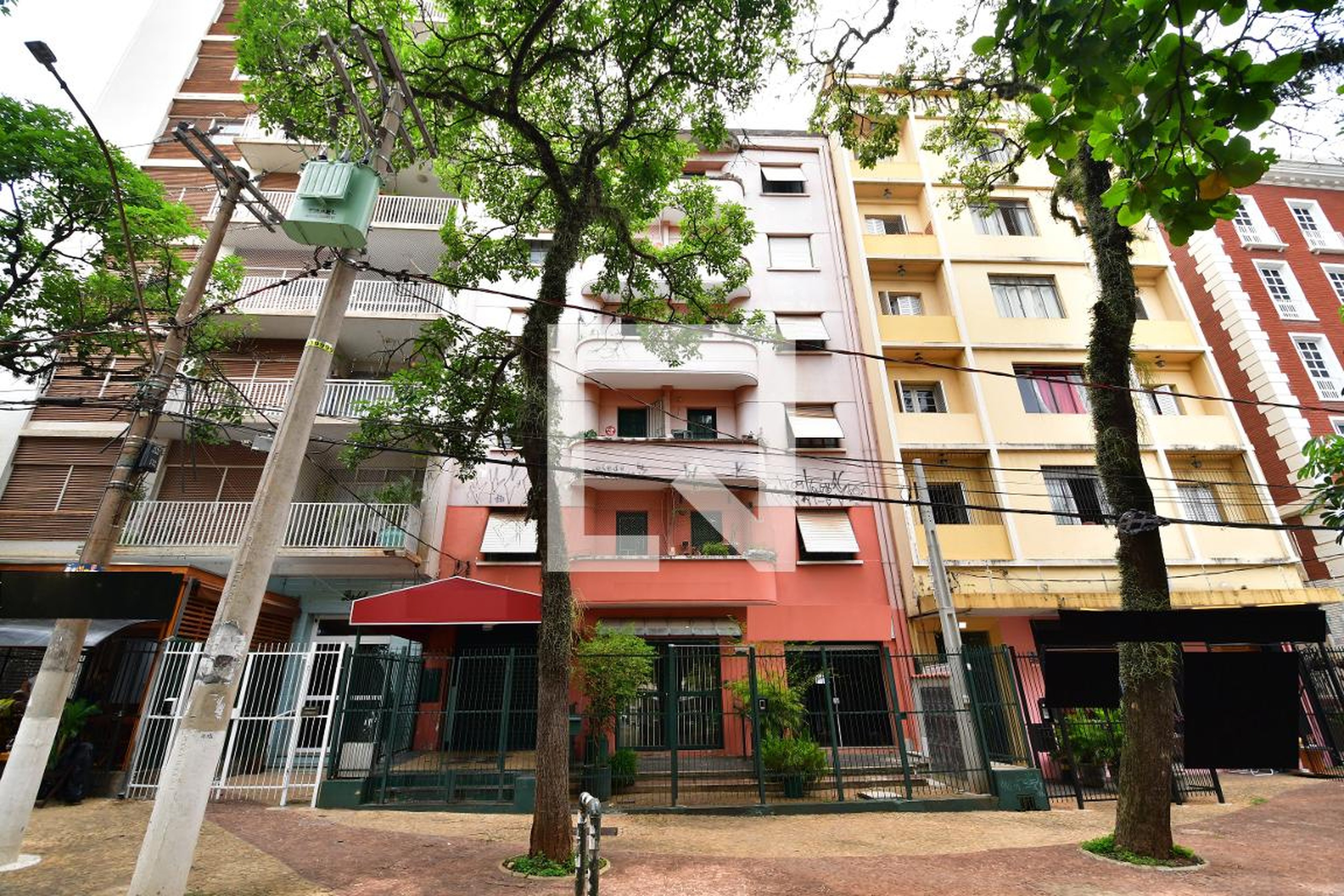 Fachada do Prédio Condomínio em Largo Das Andorinhas, 19