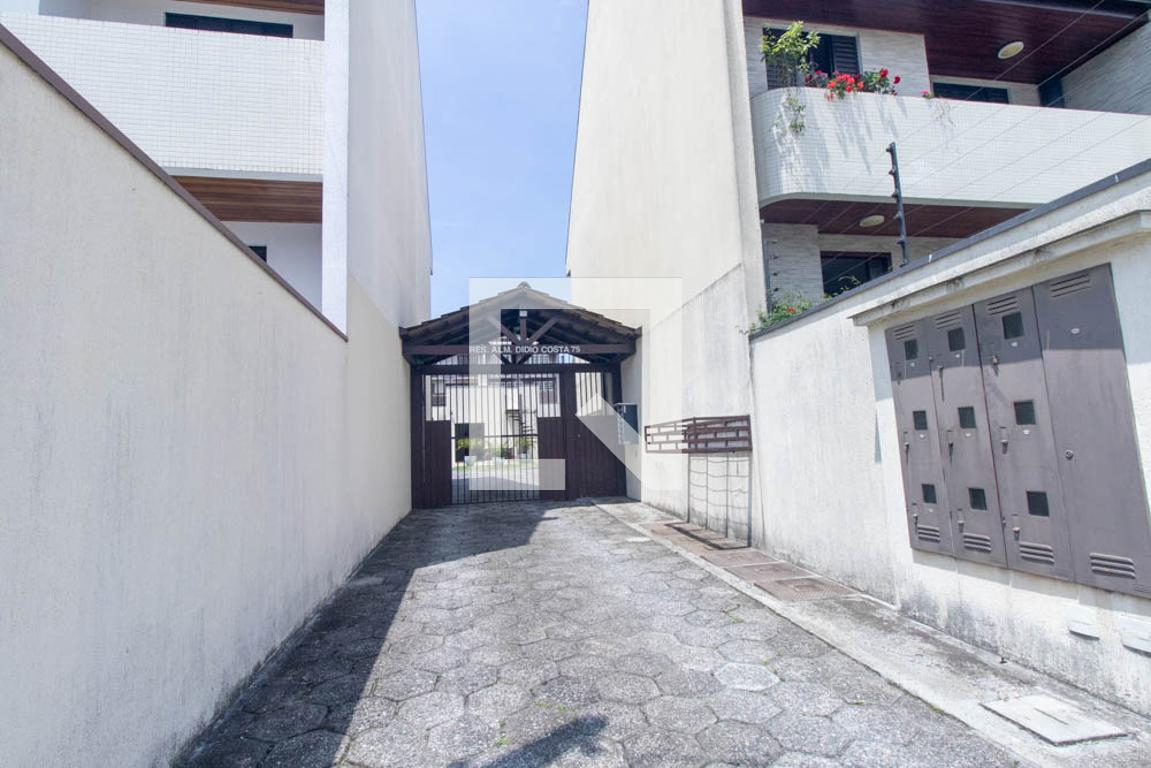 Fachada do Prédio Condomínio em Rua Almirante Dídio Costa, 75