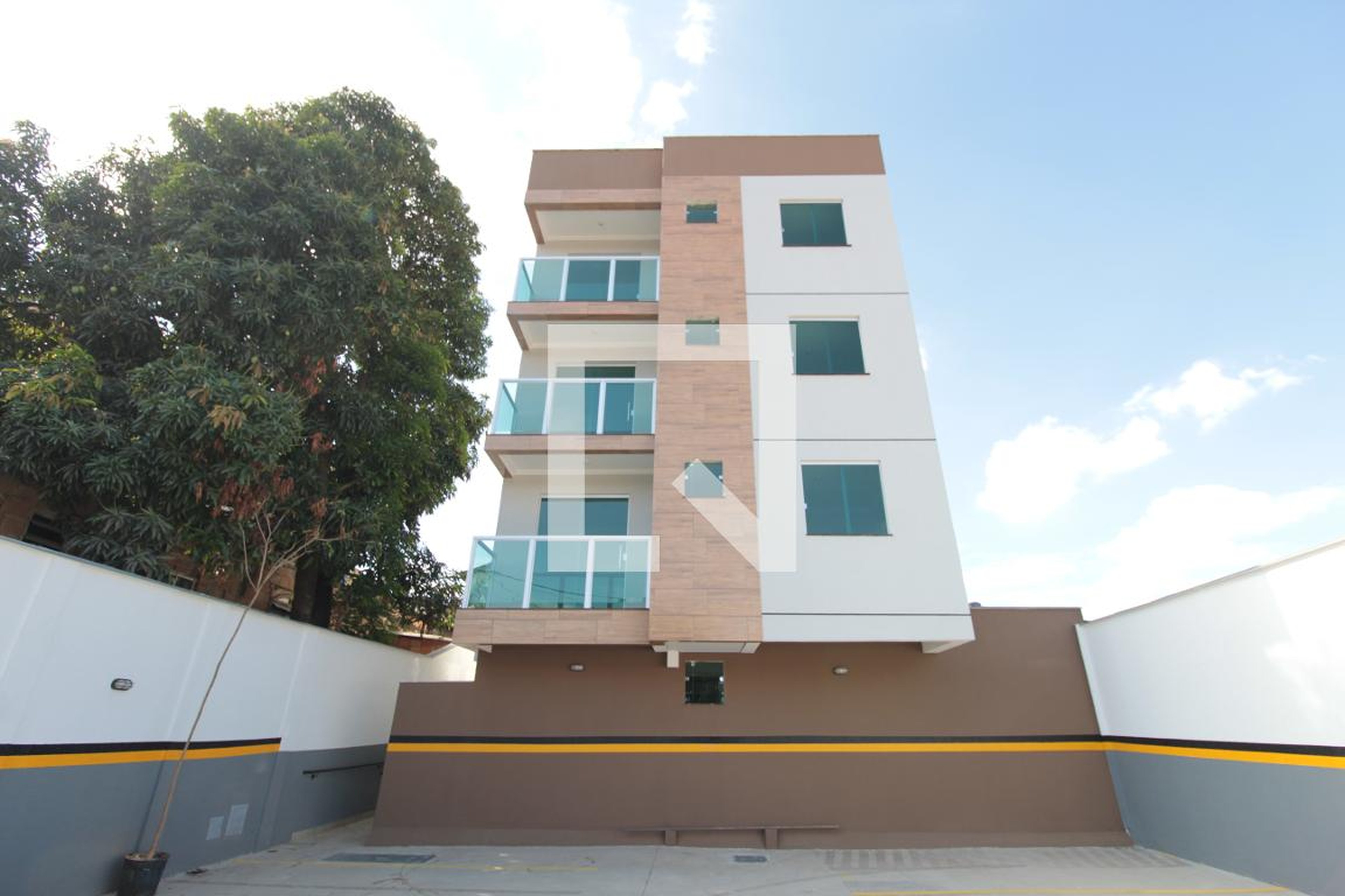 Fachada Condomínio em Rua Elisa, 16