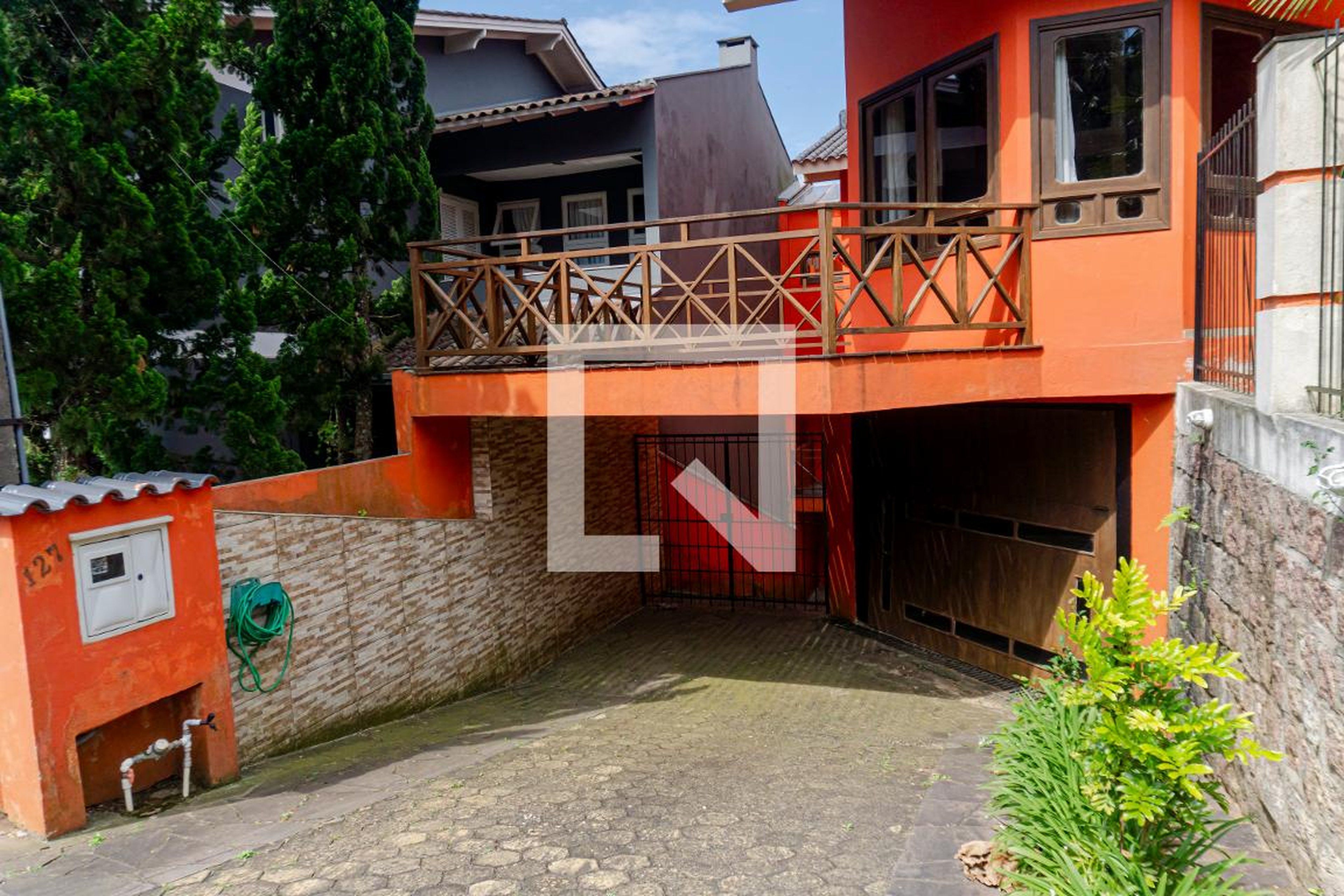 Fachada Condomínio em Rua Peroba, 127