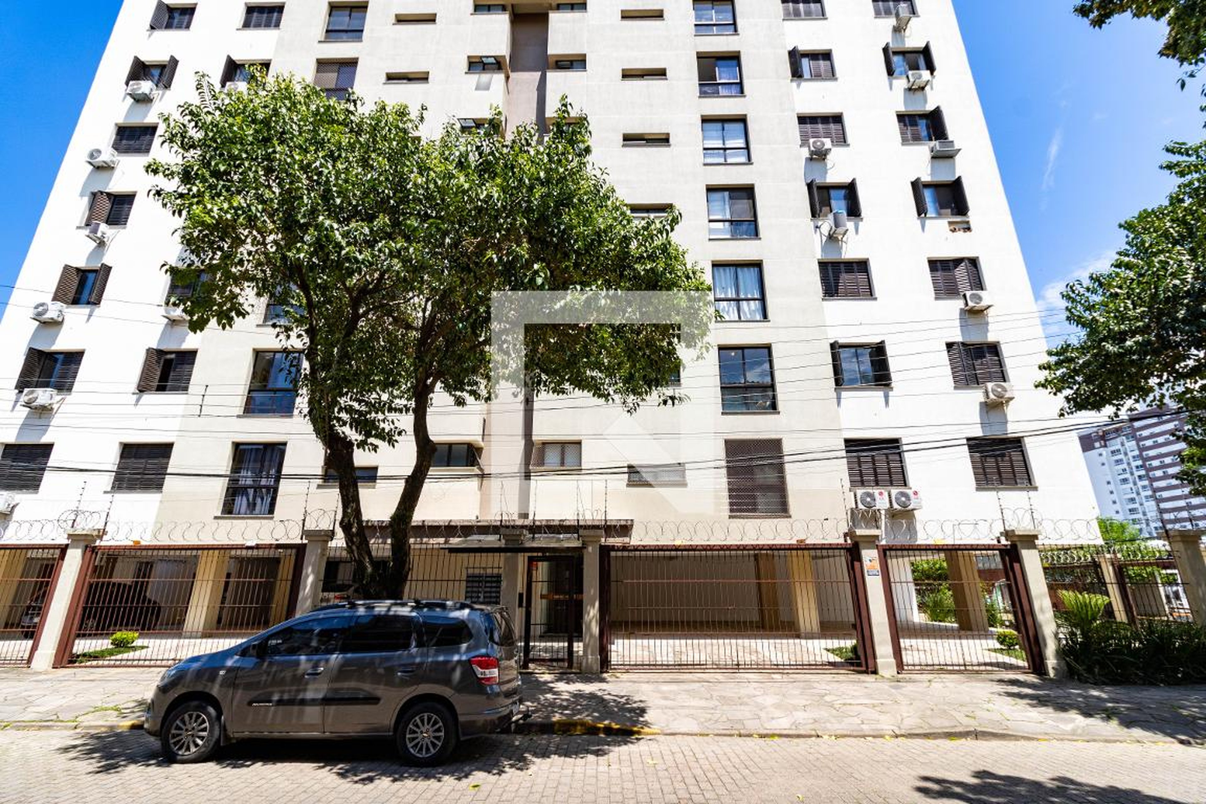 Fachada Condomínio em Rua Doutor Gastão Rhodes, 315