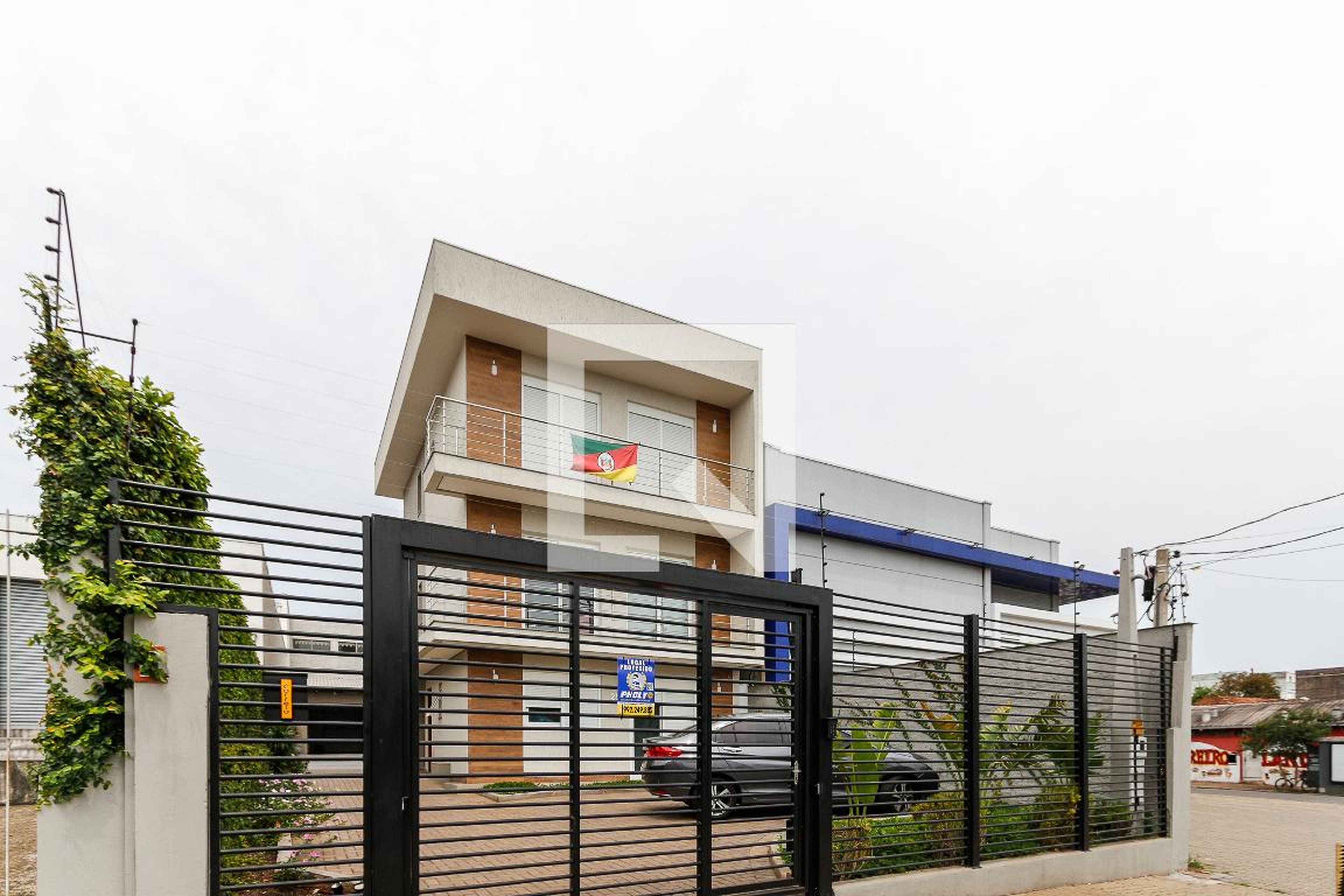 Fachada Condomínio em Rua Tenente Alpoin, 25