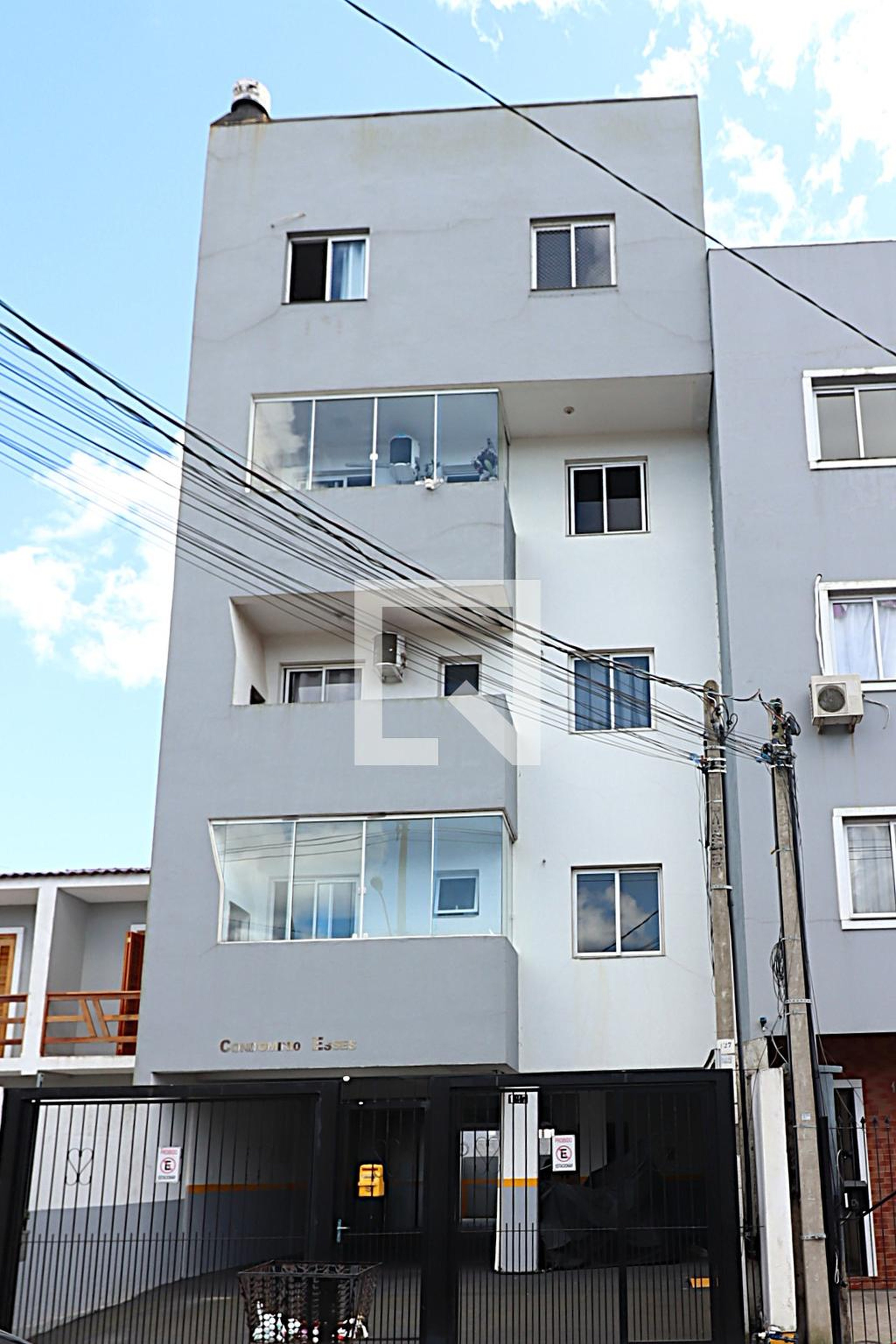 Fachada Condomínio em Rua Cento E Quarenta E Seis, 127