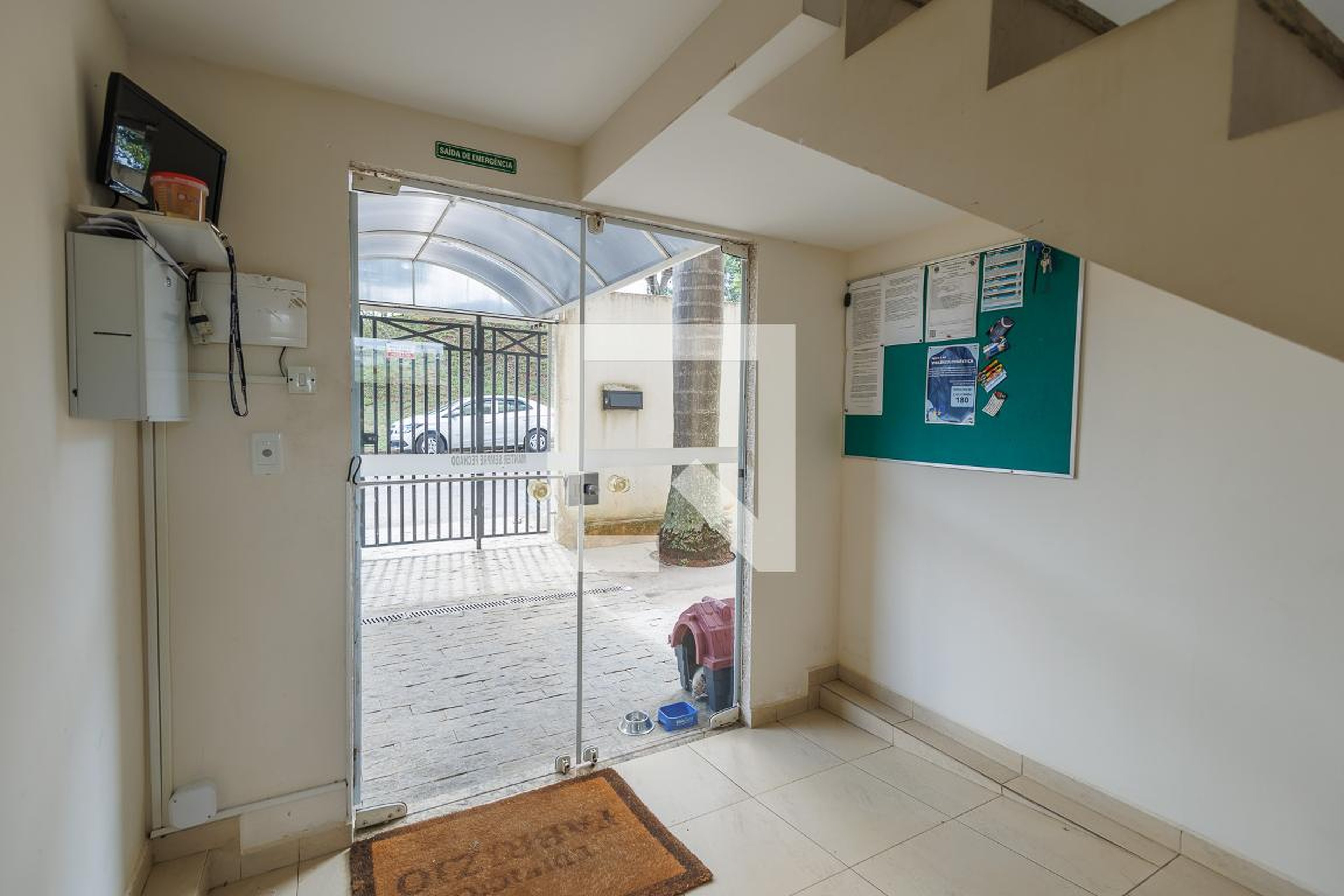 Hall de entrada Condomínio em Rua Gilbertina da Silva, 130