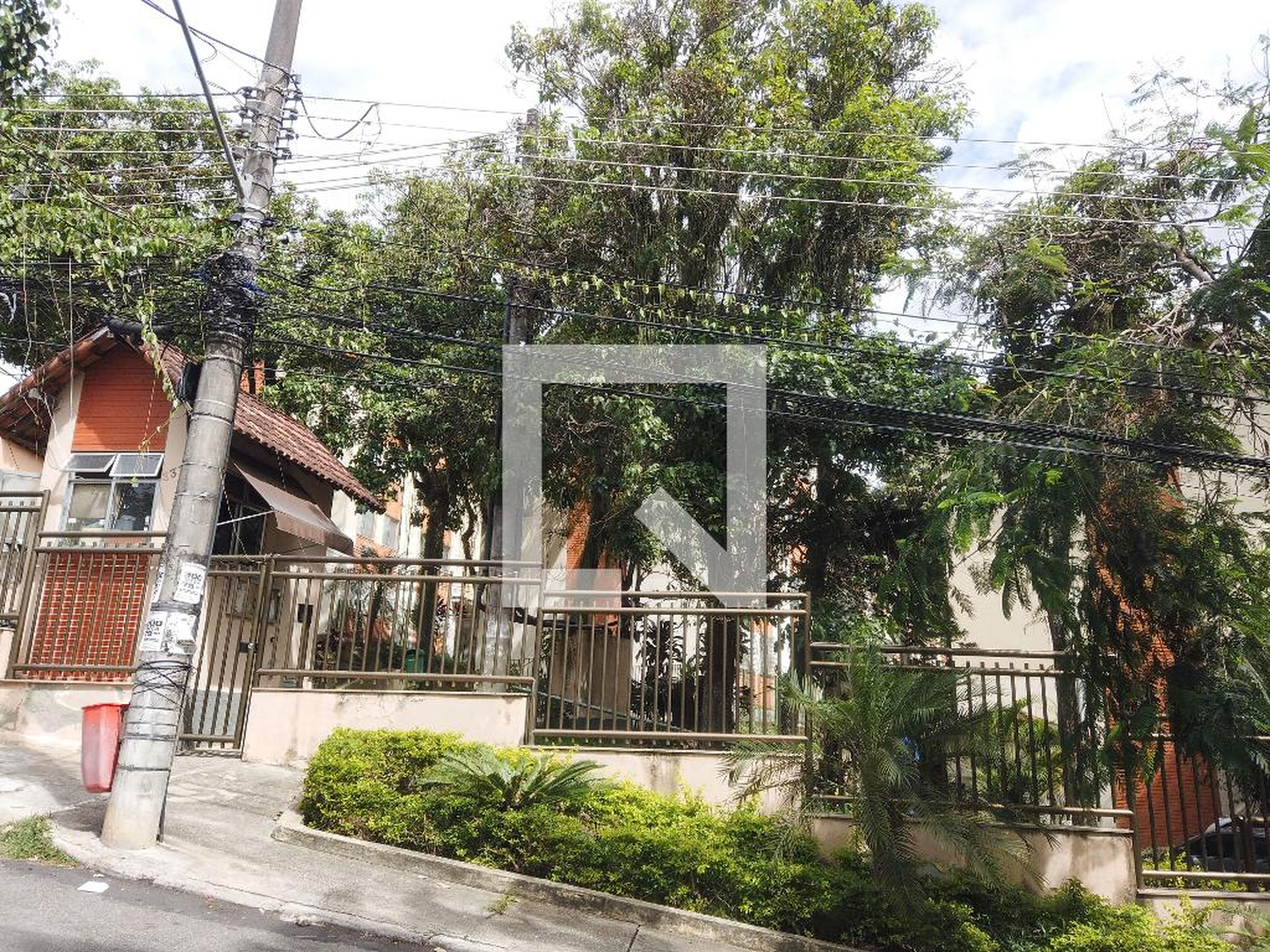 Fachada do Condomínio Condomínio Village dos Ipês