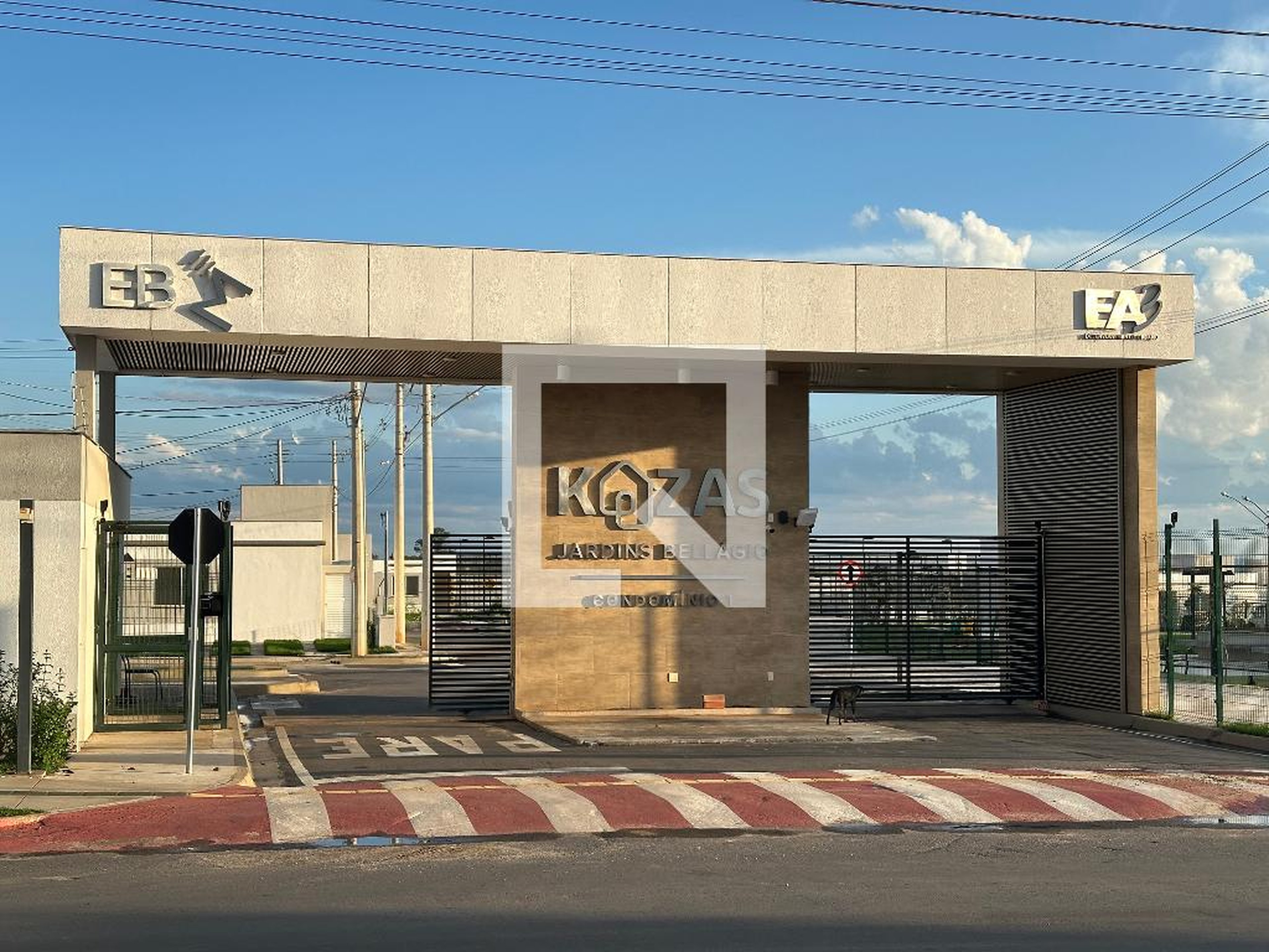 Fachada Condomínio em Rua Léo Lince de Araújo, 76