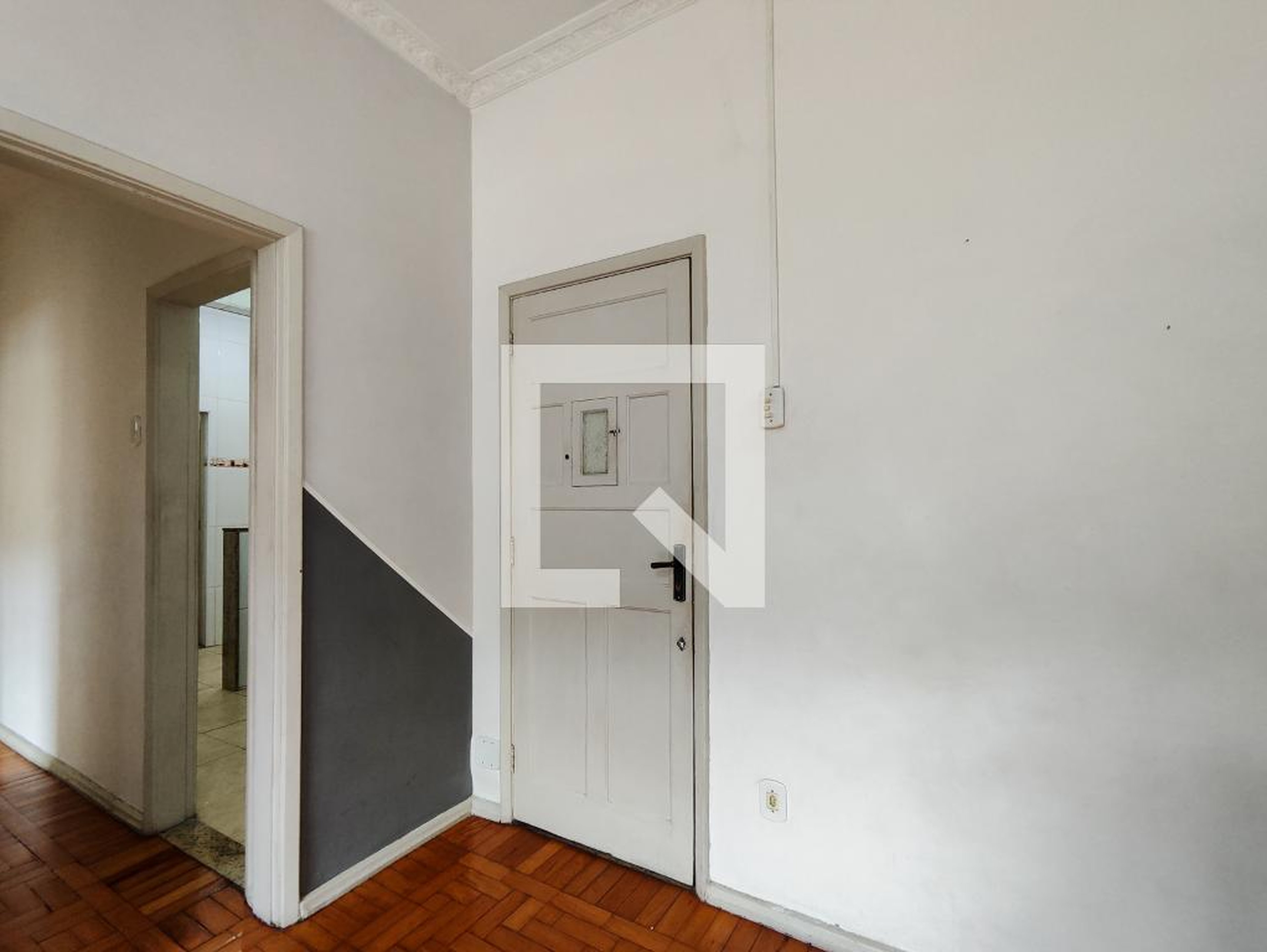 Entrada Condomínio em Rua Torres Homem, 891