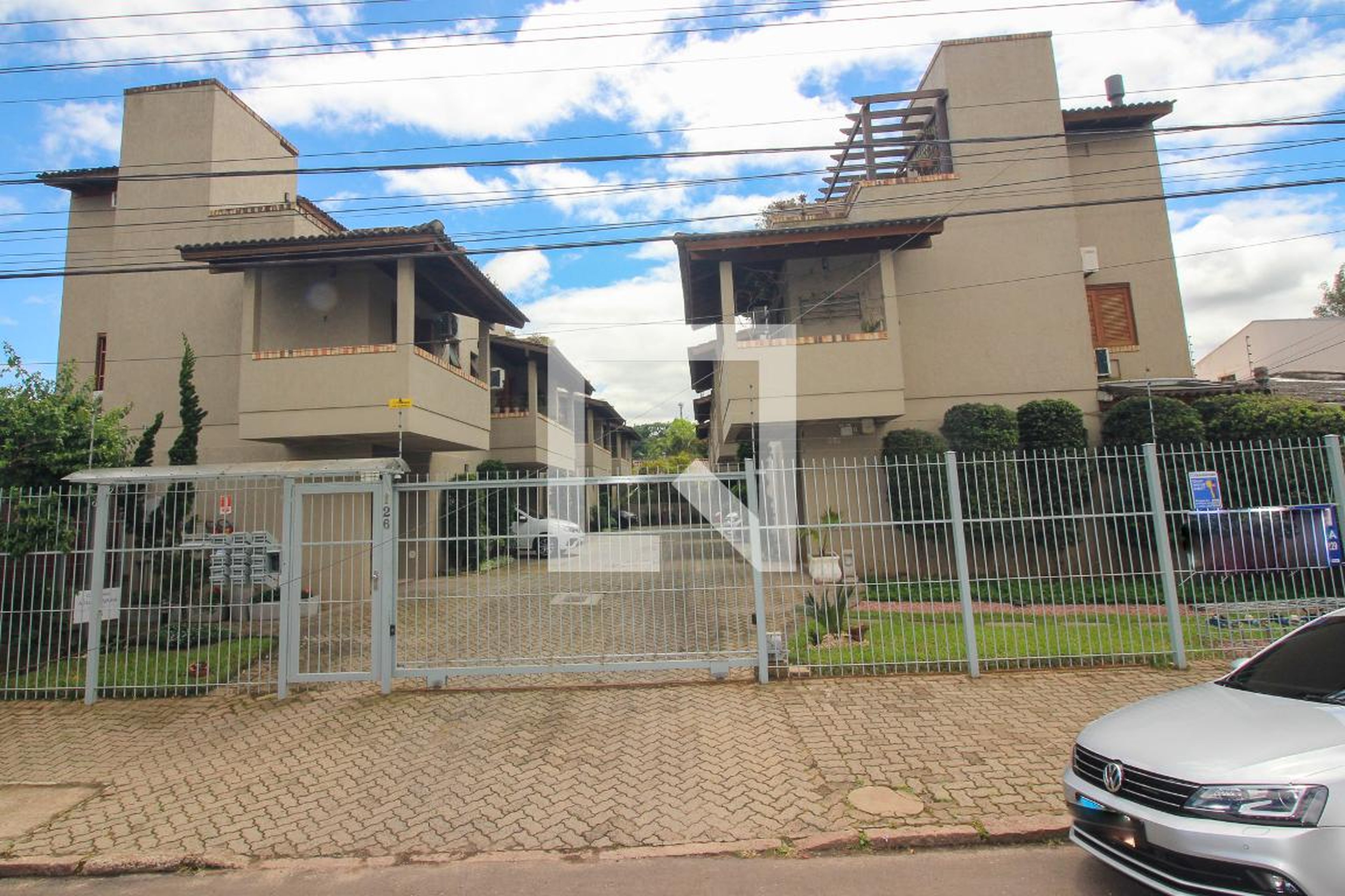 Fachada do condomínio Condomínio em Avenida Guarujá, 126