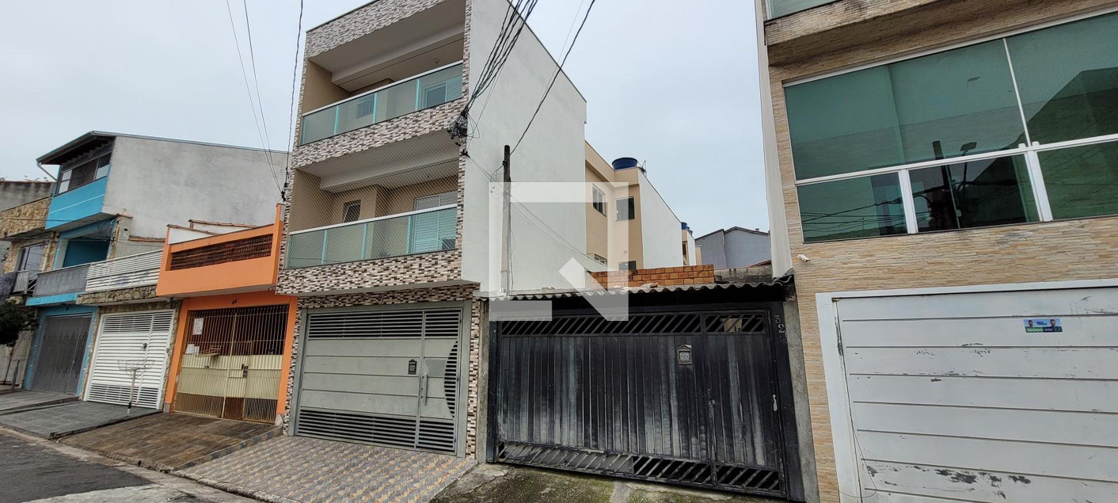 Fachada Condomínio em Rua Rafael Ferreira de Barros, 38