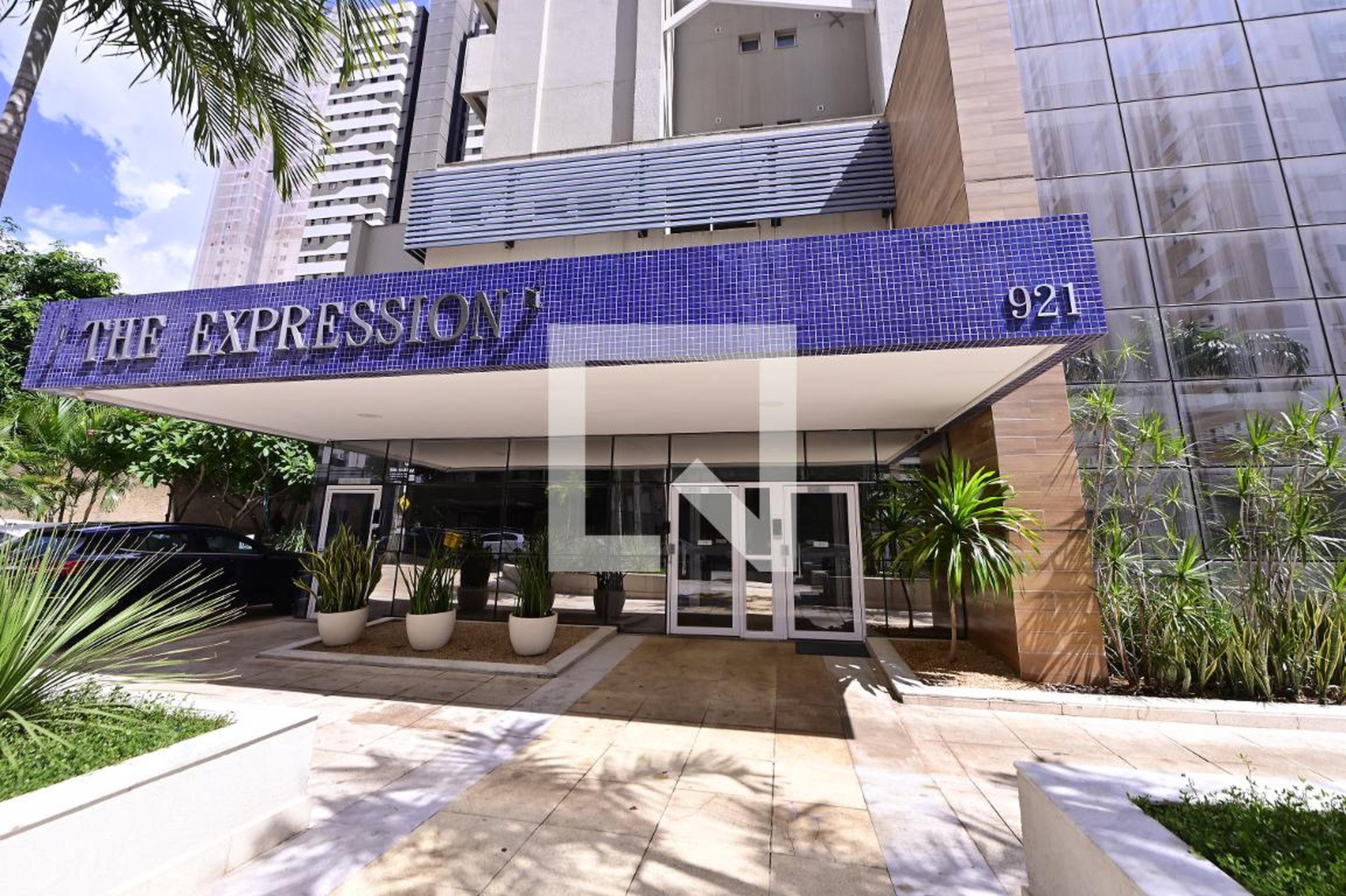 Fachada Condomínio em Rua T-51, 77