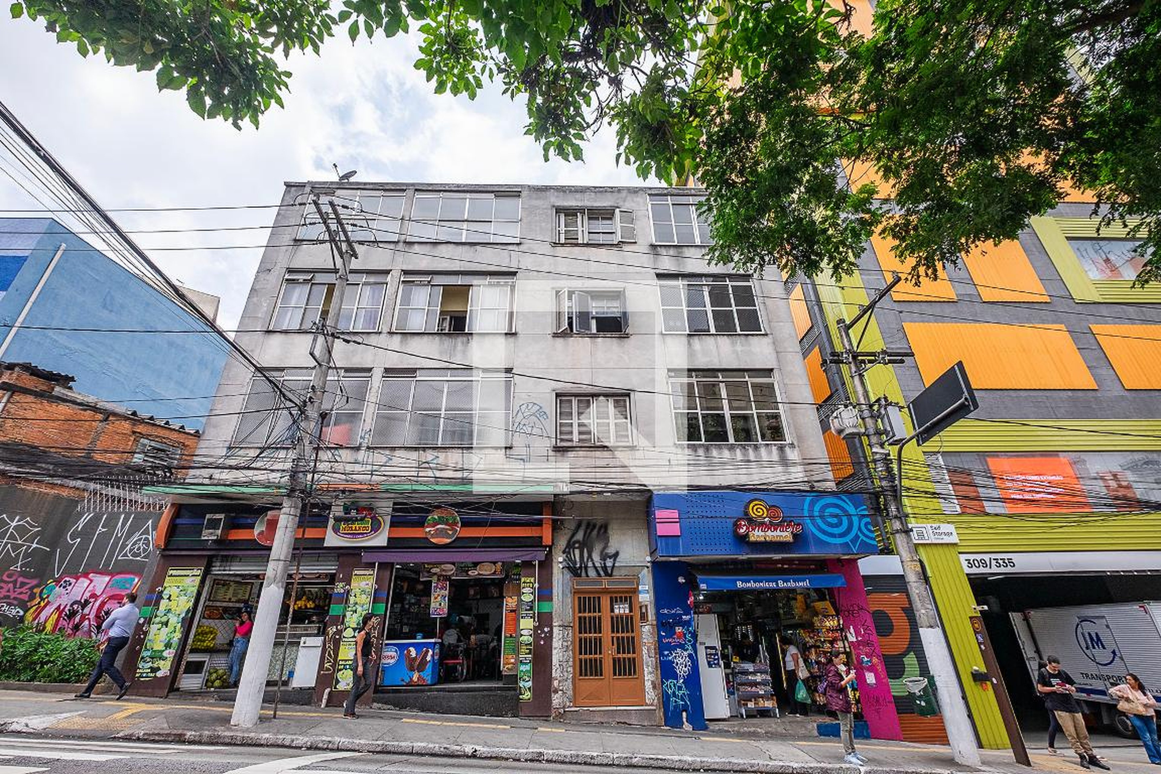 Fachada Condomínio em Rua Teodoro Sampaio, 323