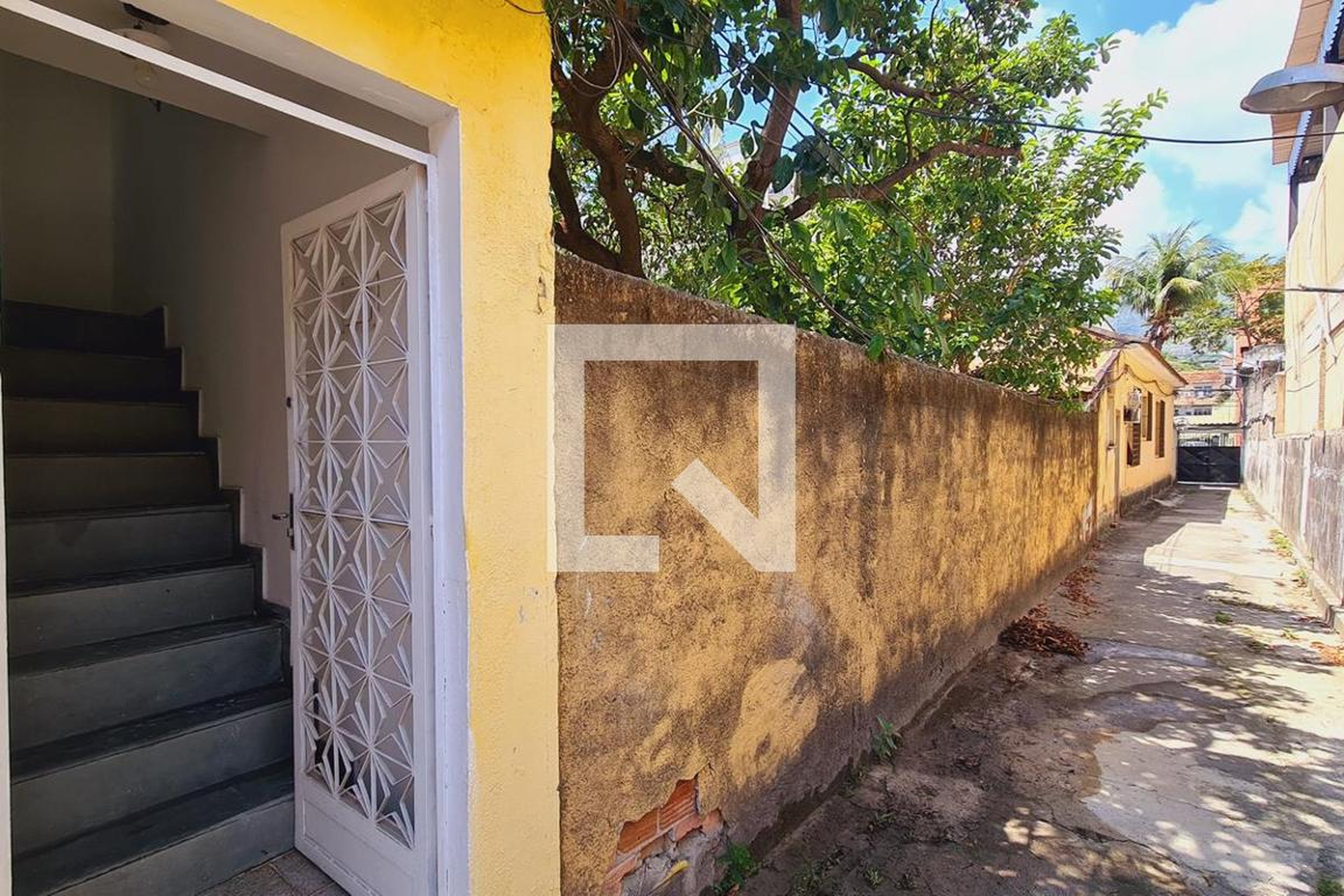 Entrada Condomínio em Rua Ana Leonidia, 340