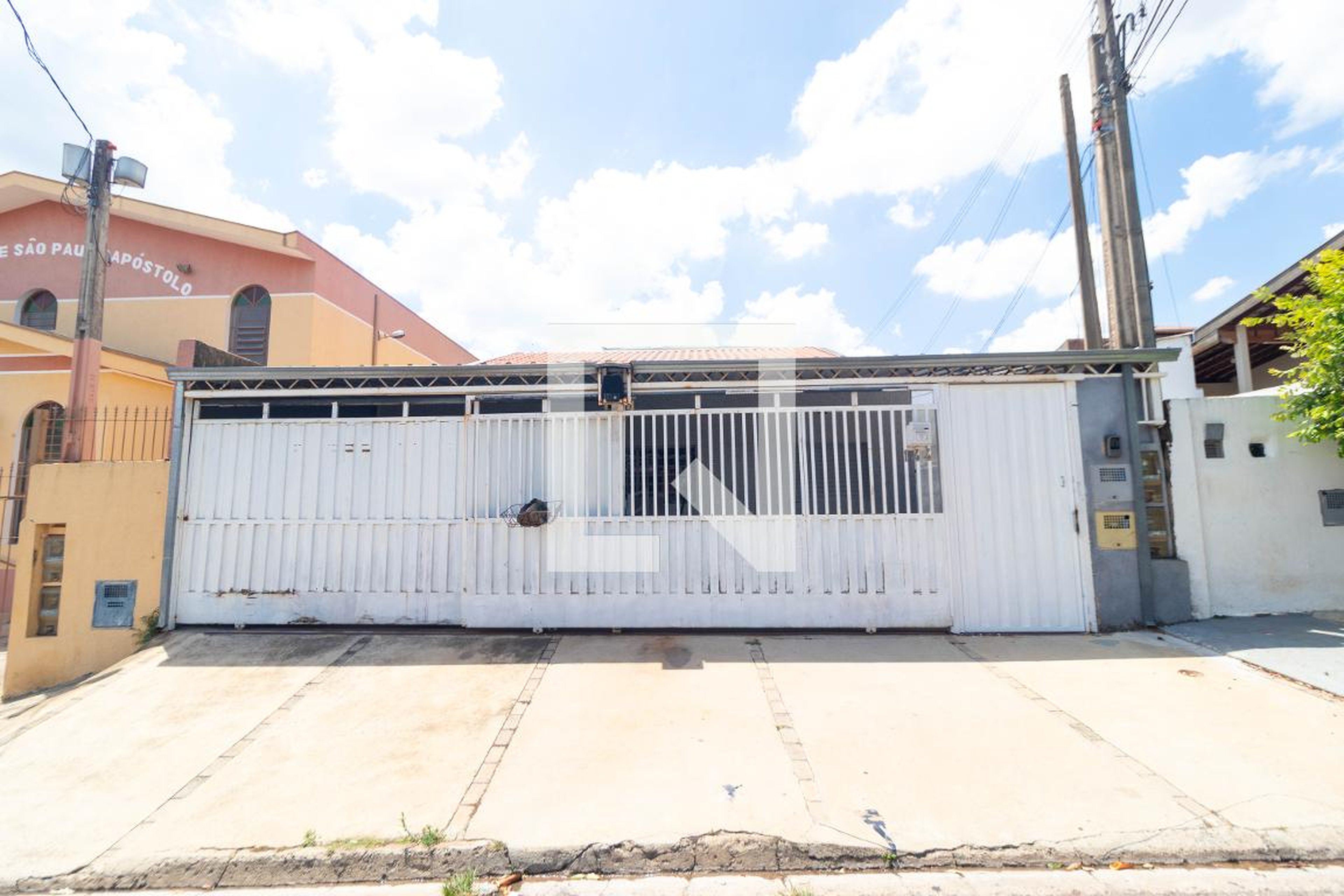 Fachada Condomínio em Rua Madre Eduarda Shafers, 144