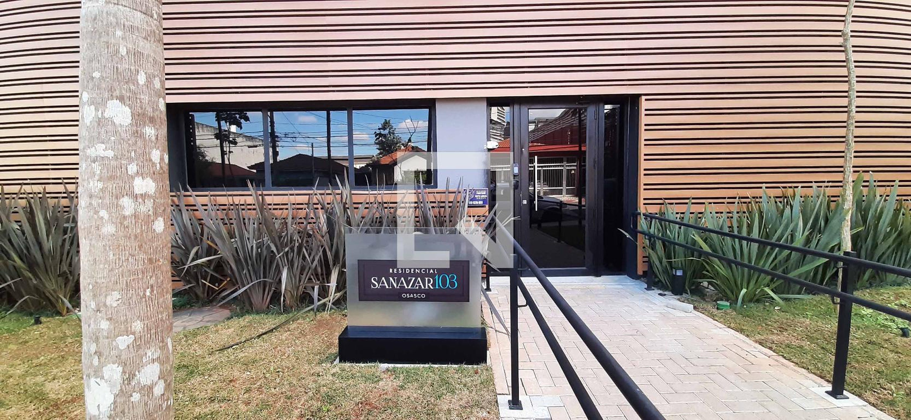 Fachada do Condomínio Condomínio Sanazar 103