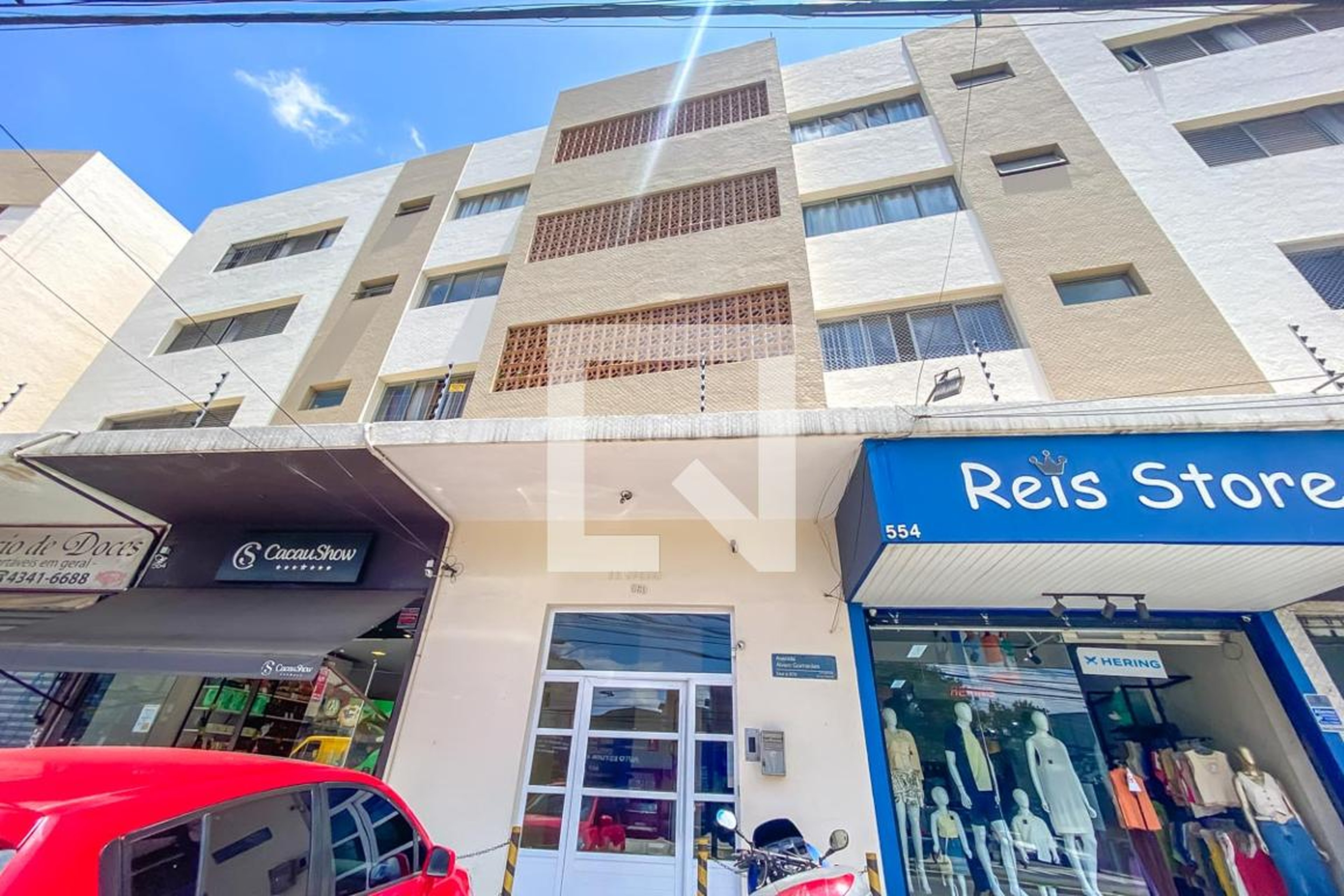 Fachada Condomínio em Avenida Álvaro Guimarães, 560