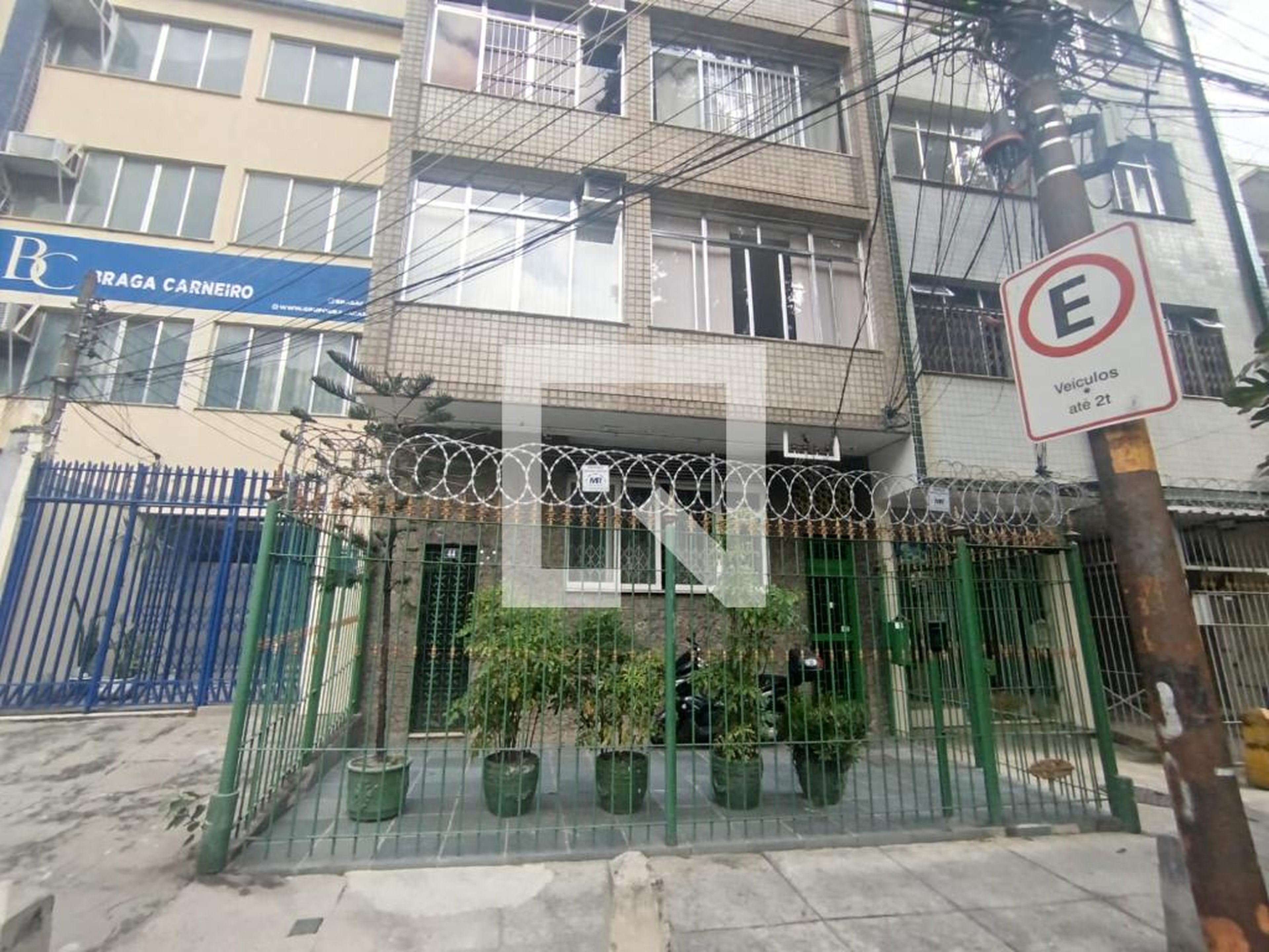 Fachada Condomínio em Rua dos Araújos, 44