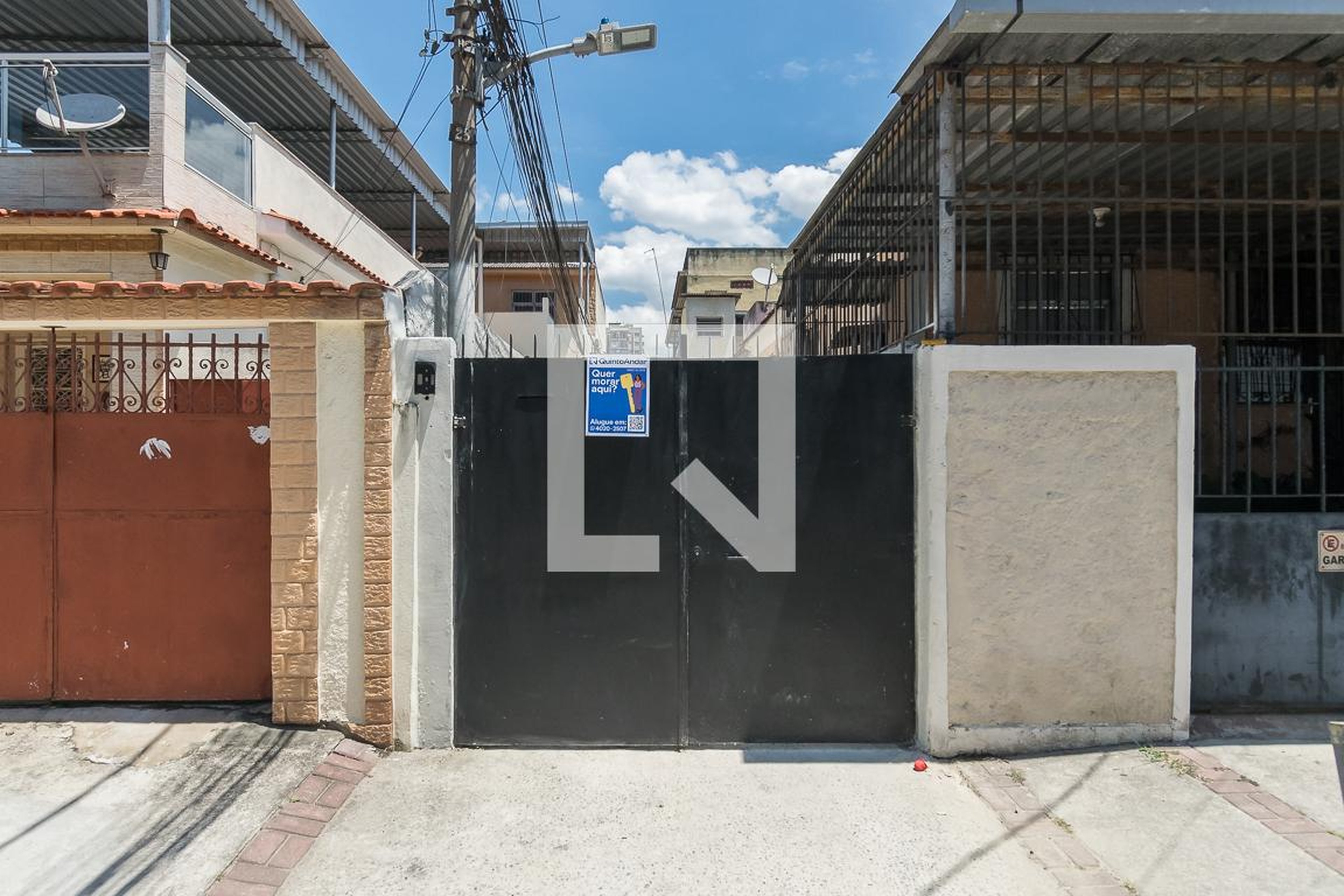 Fachada Condomínio em Rua Alice Freitas, 28