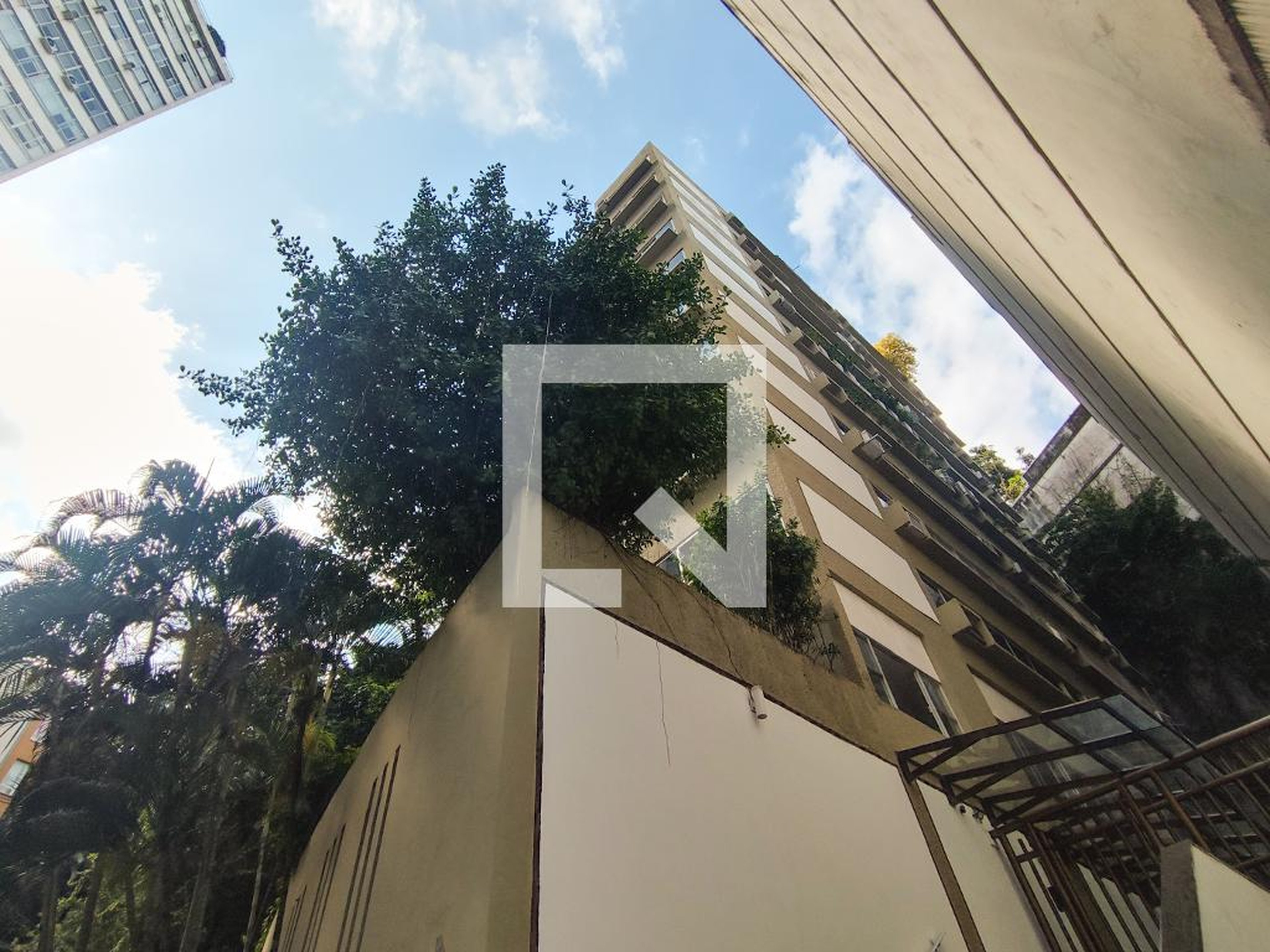 Fachada Condomínio em Rua Timóteo da Costa, 304