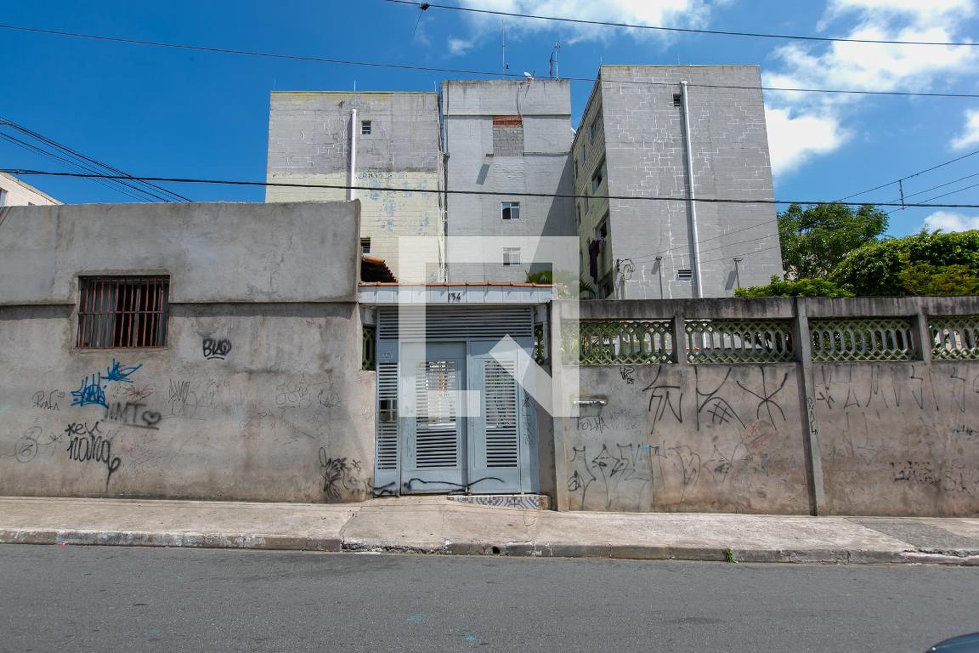Fachada do Condomínio Condomínio em Rua Daniel Mongolo, 134