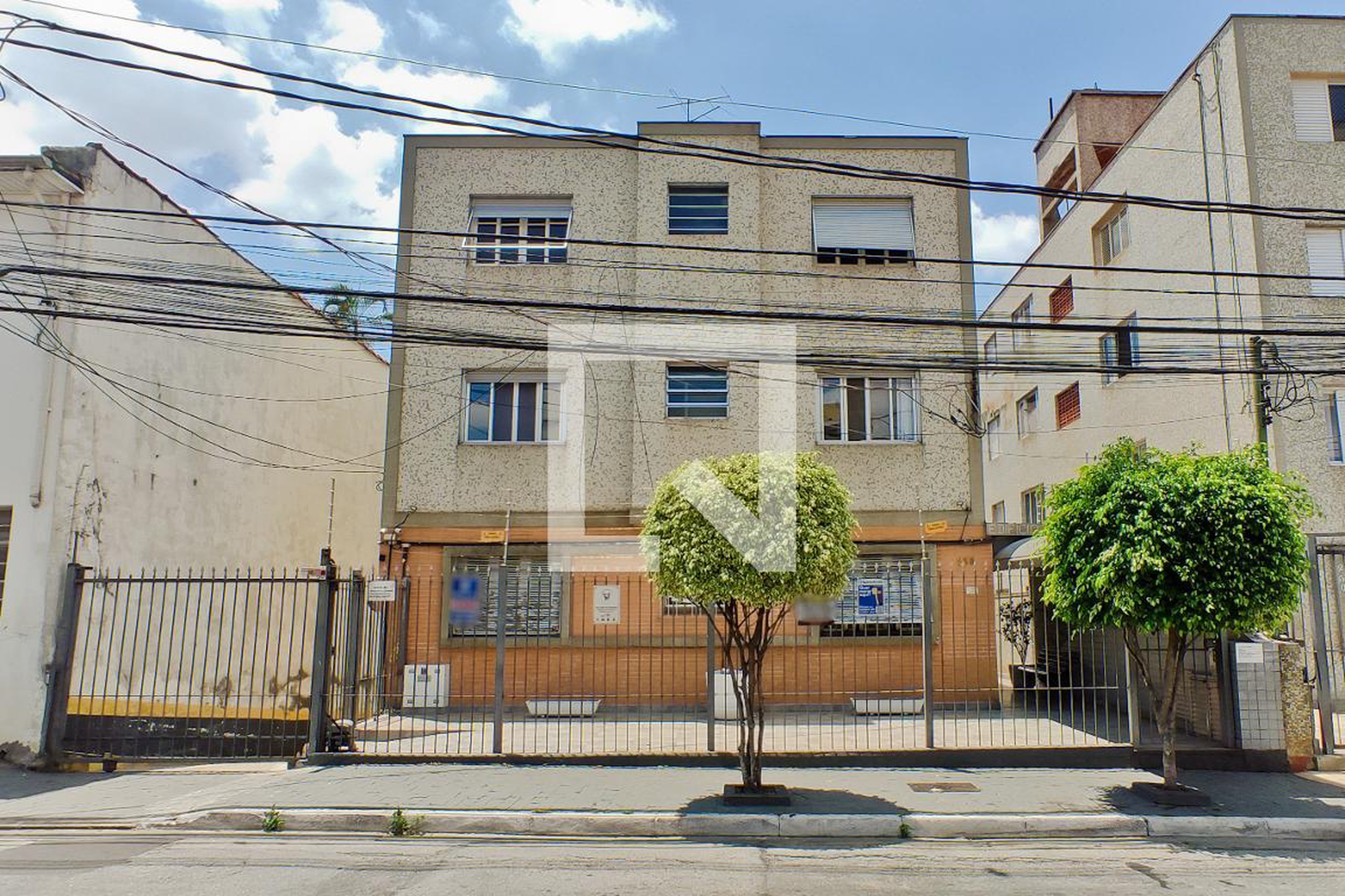 Fachada Condomínio em Rua Carlos Escobar, 238