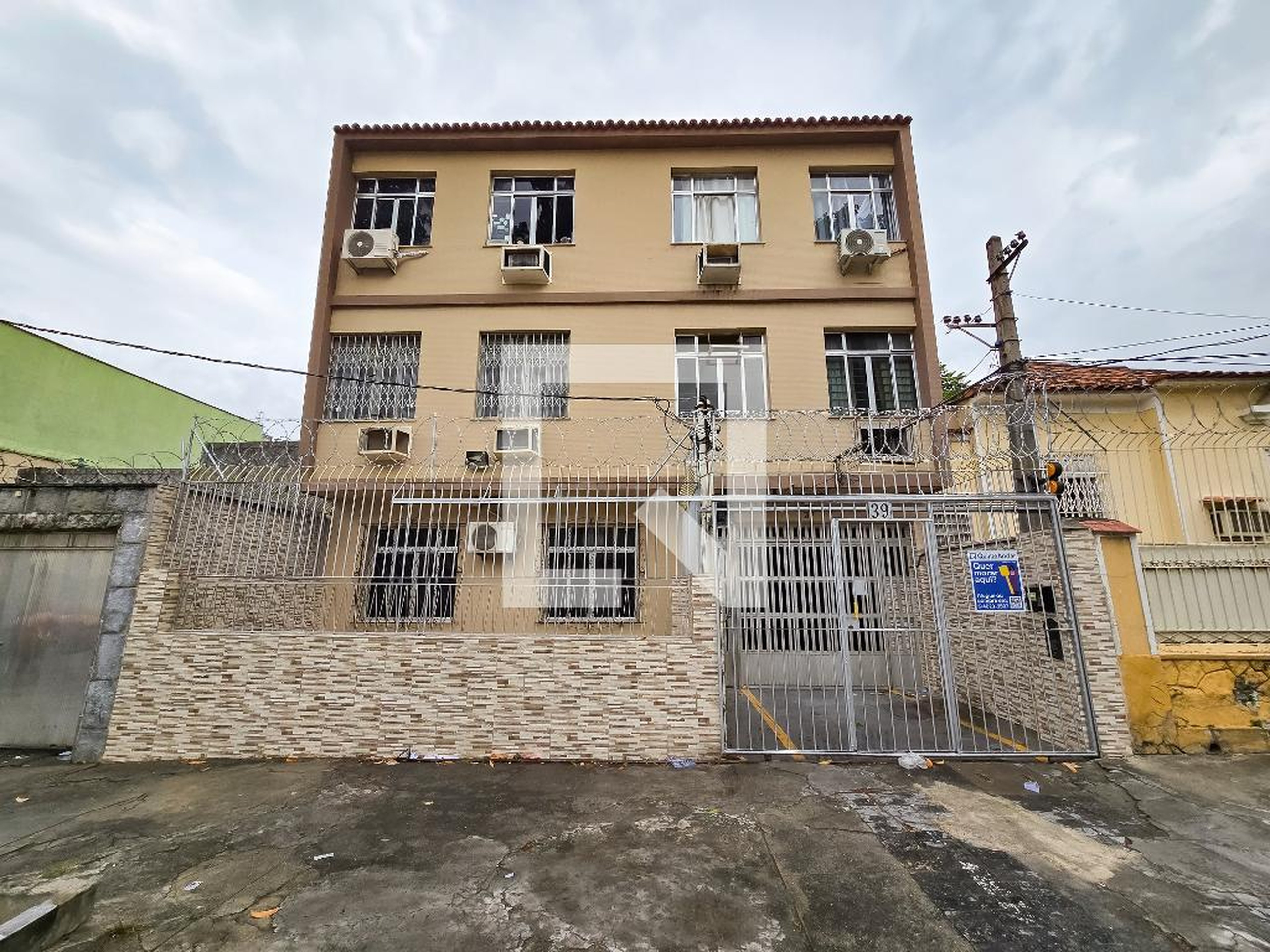 Fachada Condomínio em Rua Tompson Flores, 39