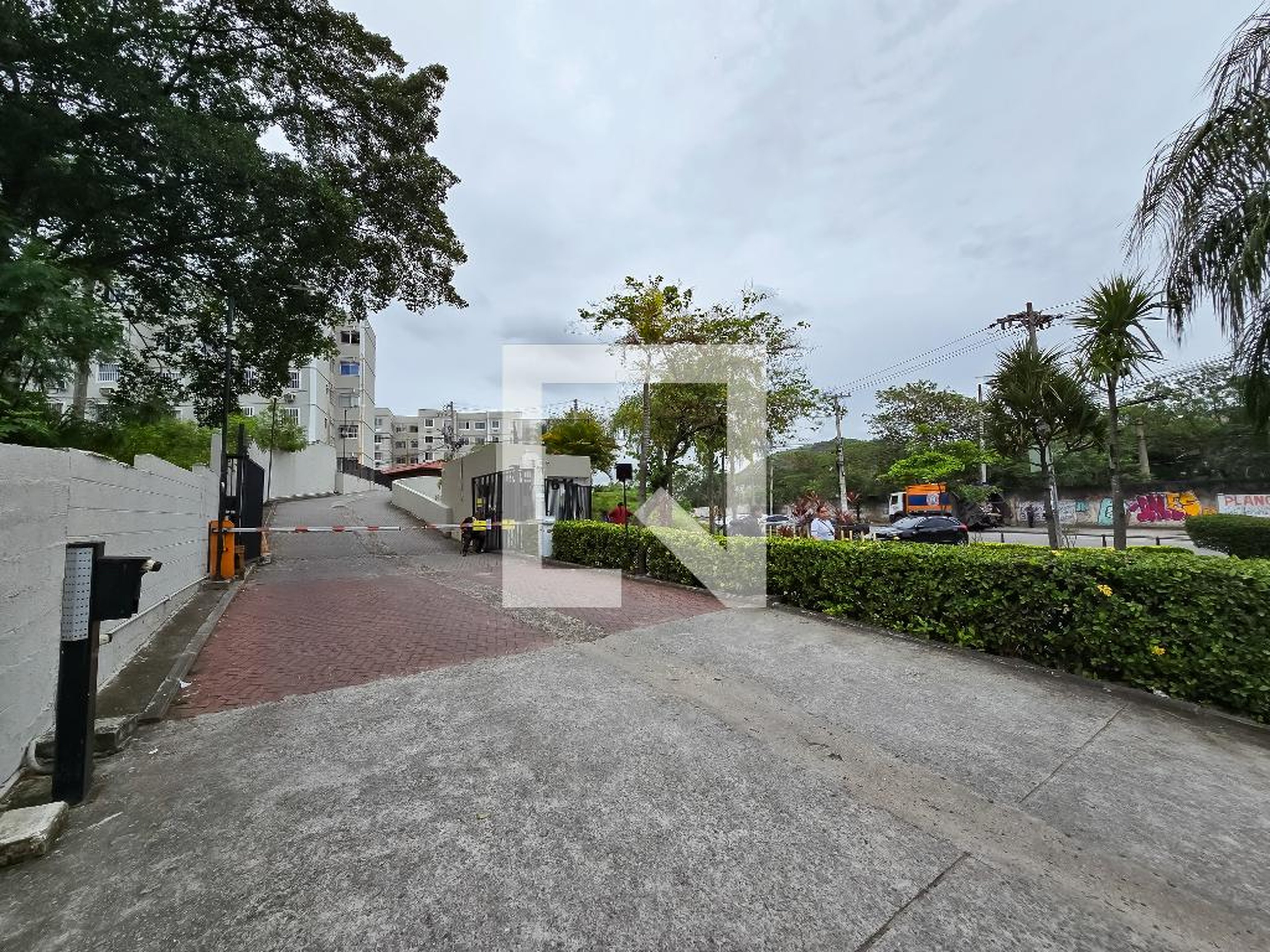 Fachada Condomínio em Rua Moacir de Almeida, 61