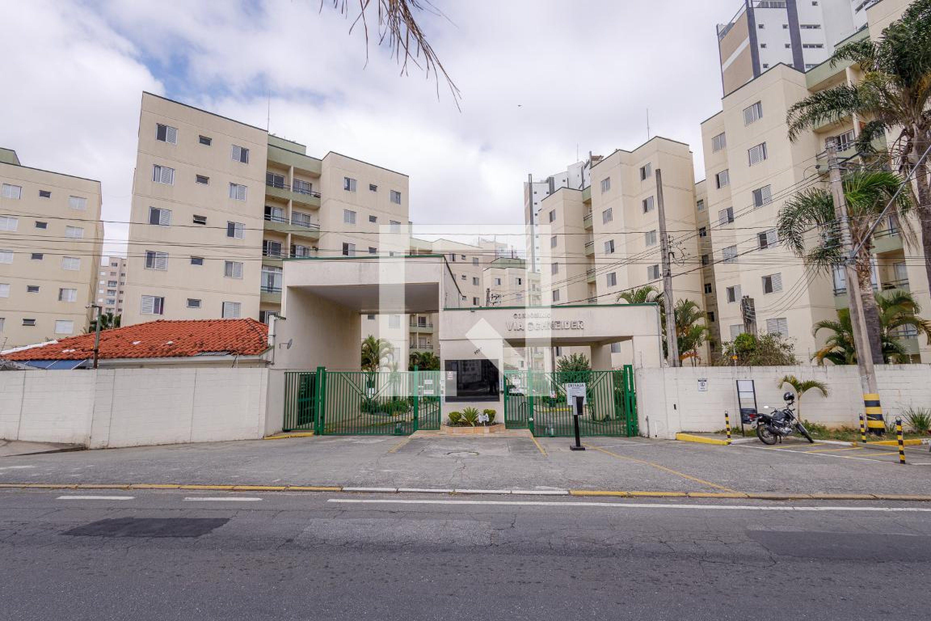 Fachada do condomínio Condomínio Via Schnneider