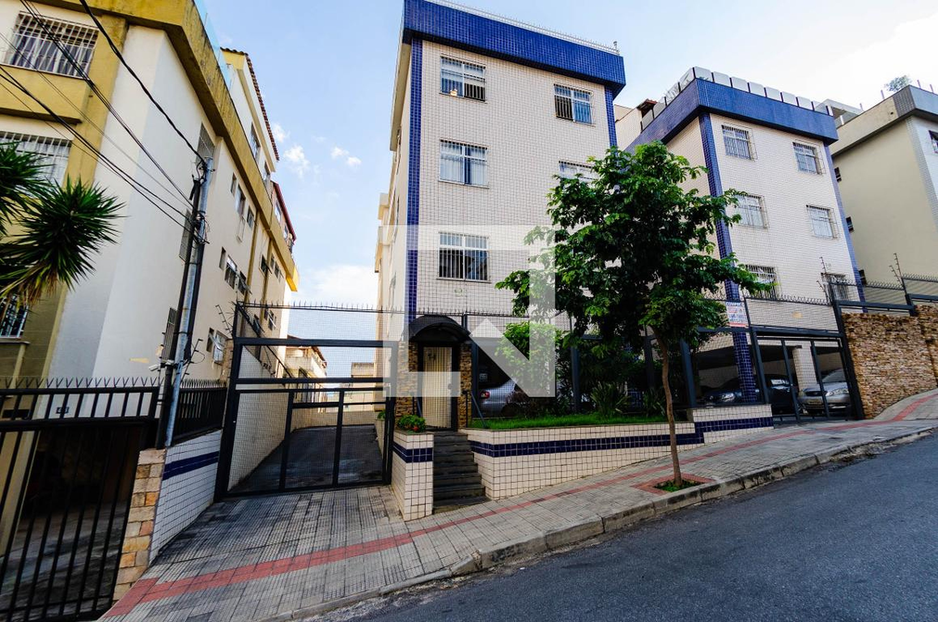 Fachada Condomínio em Rua Jacutinga, 495