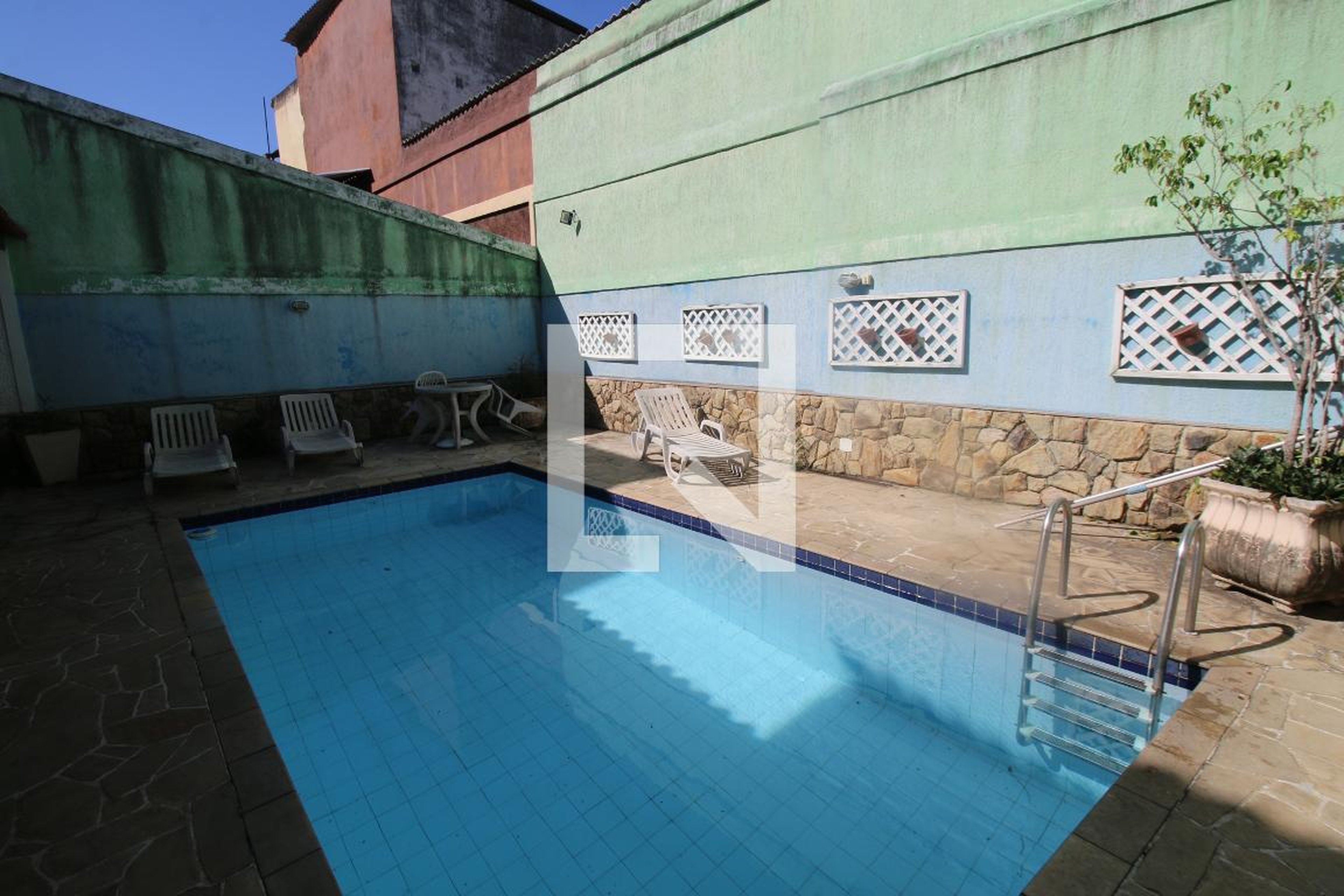 Piscina Condomínio em Rua Abadie Faria Rosa, 84