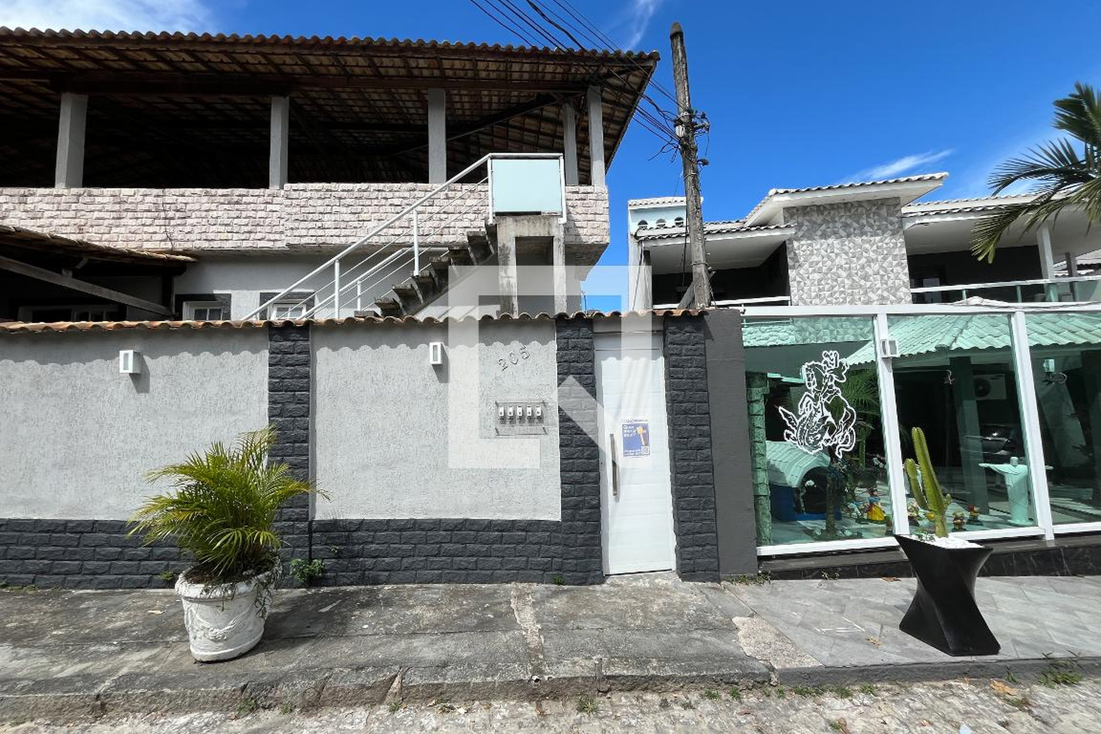 Fachada Condomínio em Rua Corrêa e Castro, 205