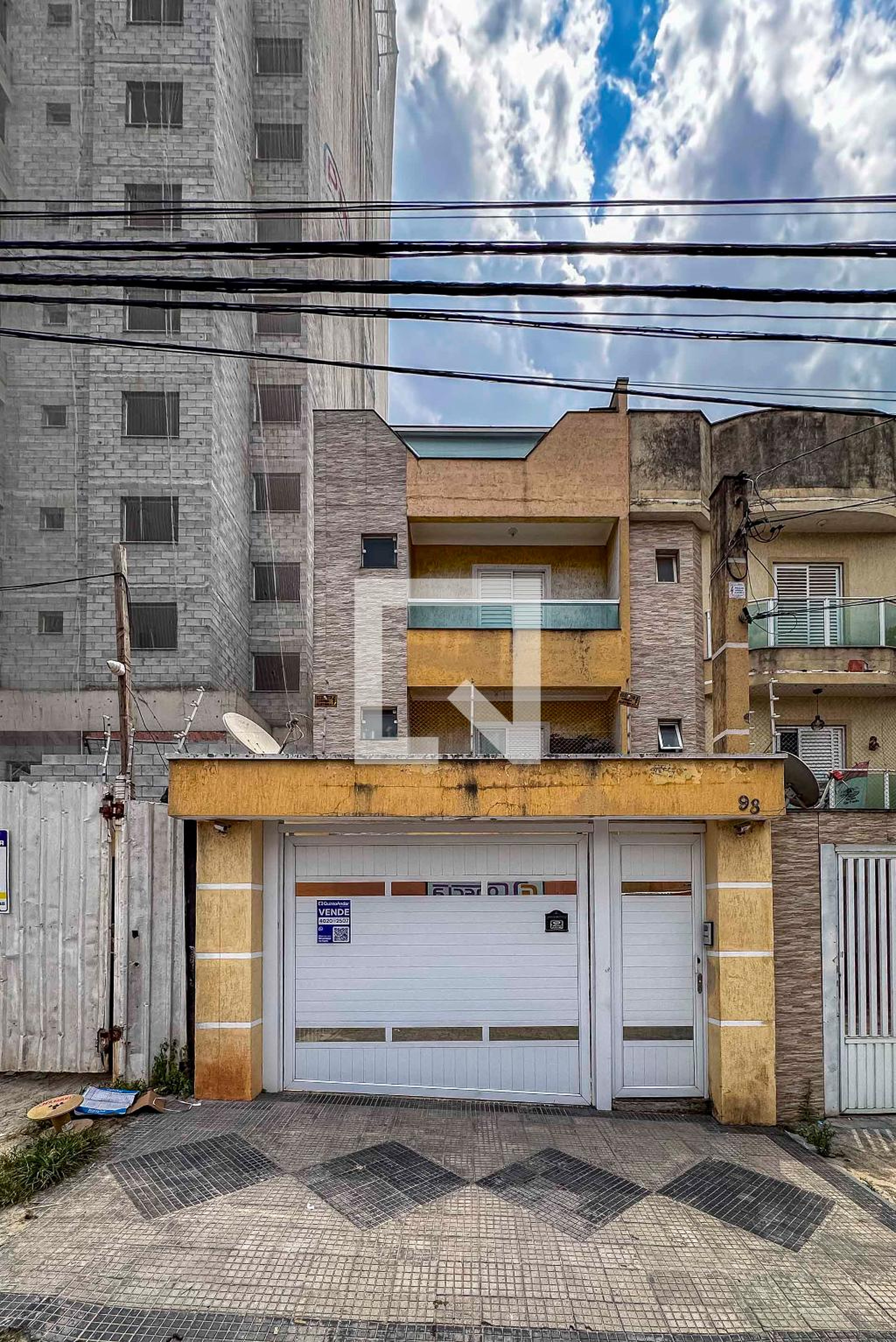 Fachada Condomínio em Rua Coroados, 98