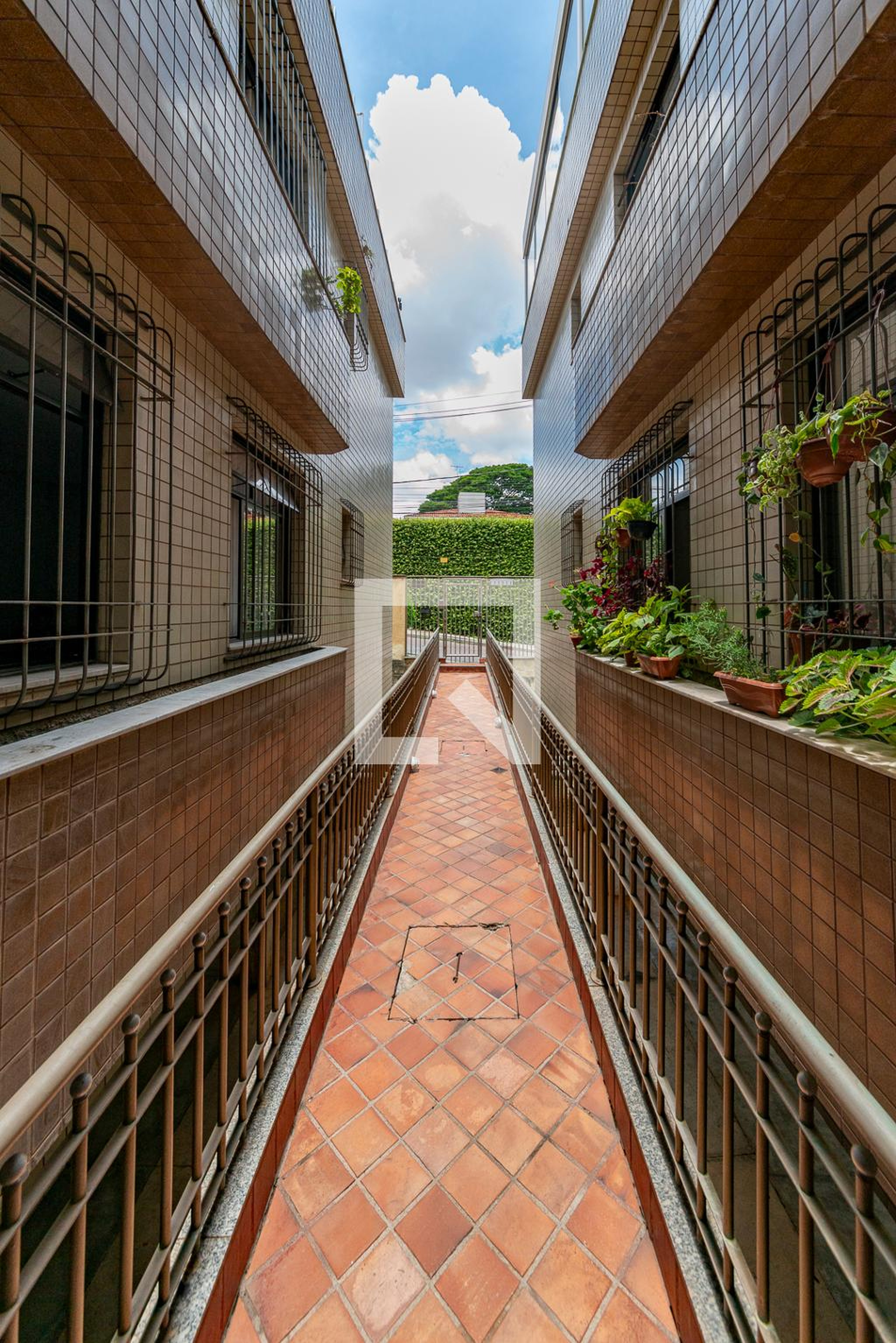 Entrada Condomínio em Rua Gonçalves Figueira, 177