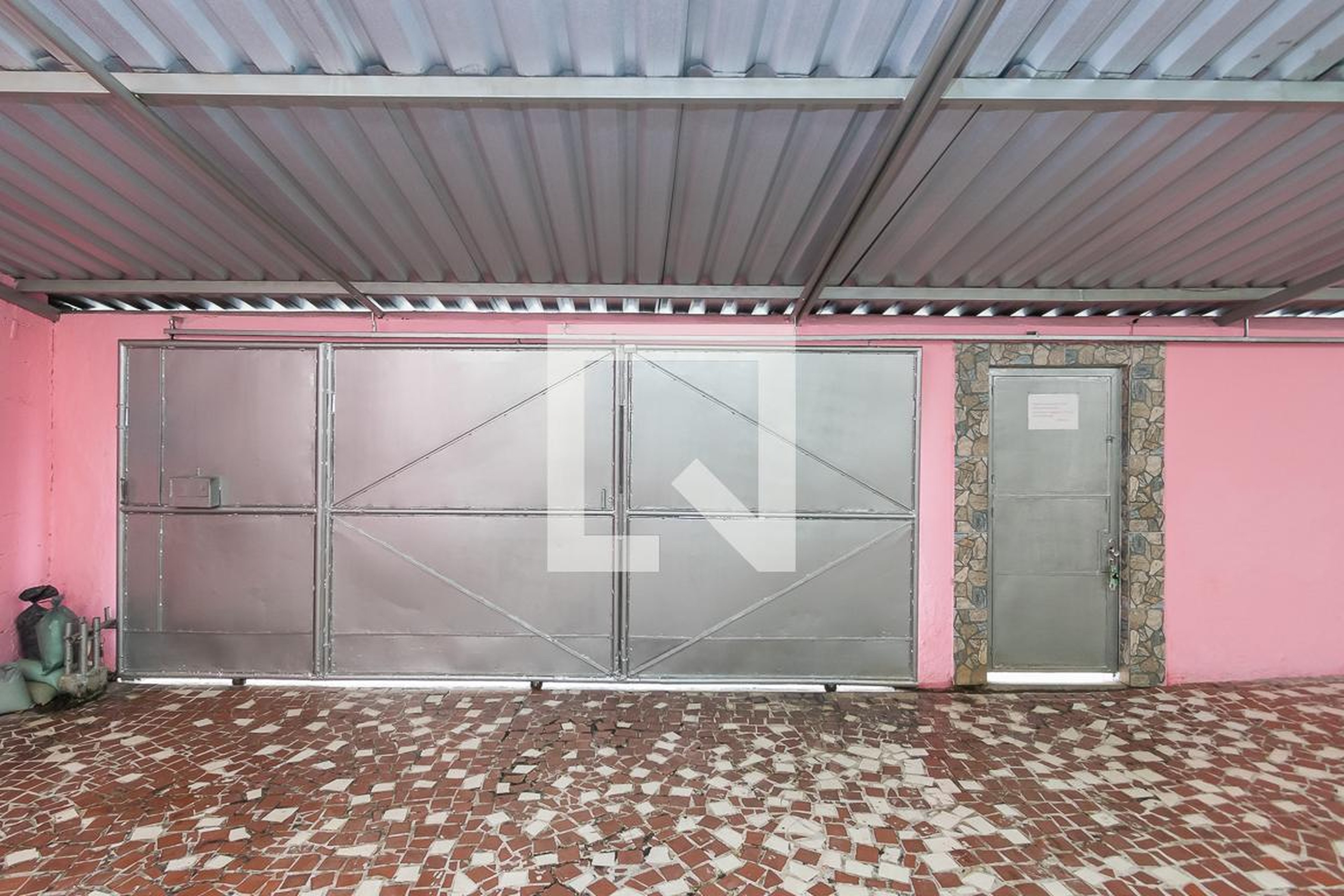 Fachada Condomínio em Rua Andorinhas, 297