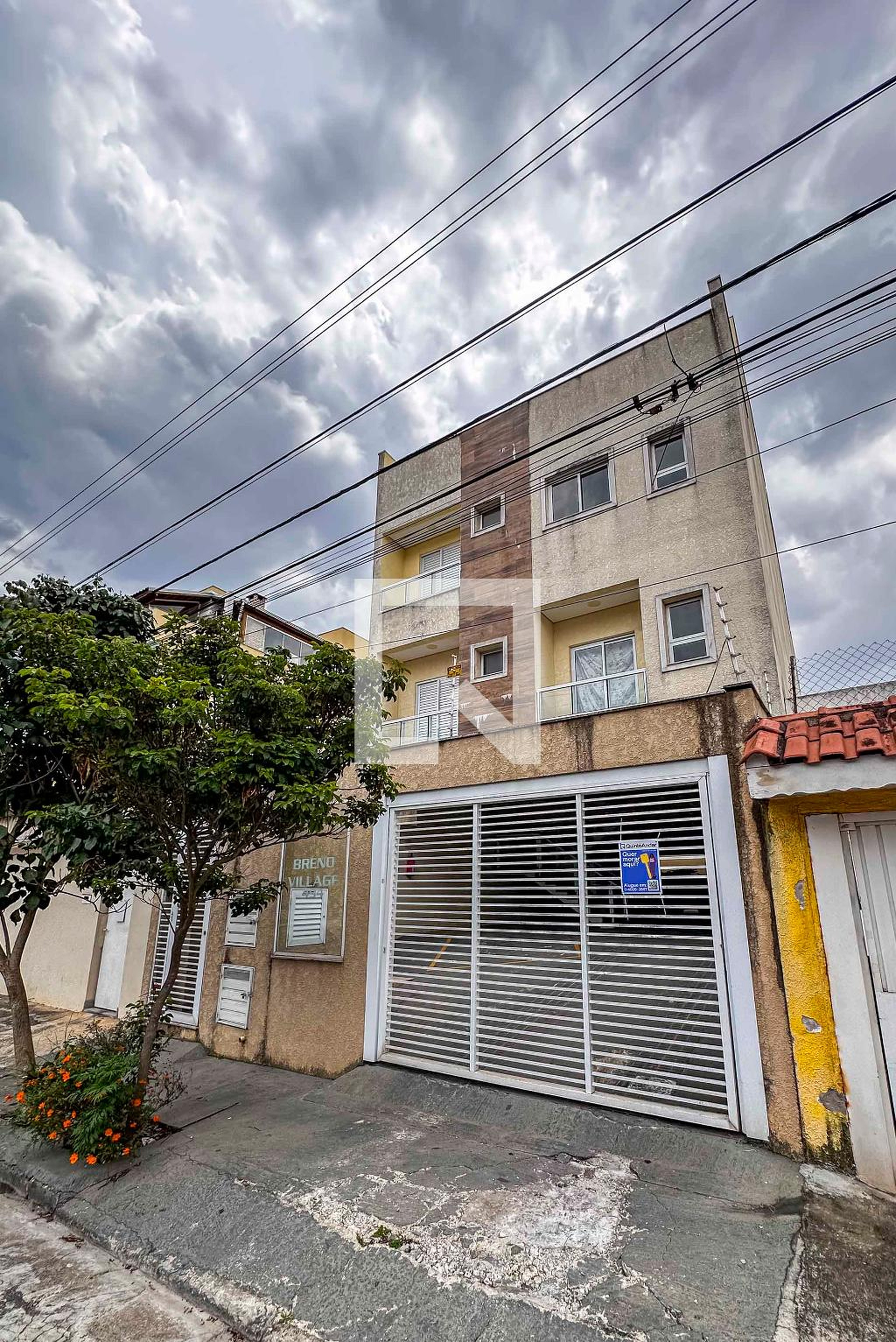Fachada Condomínio em Rua das Rosas, 494