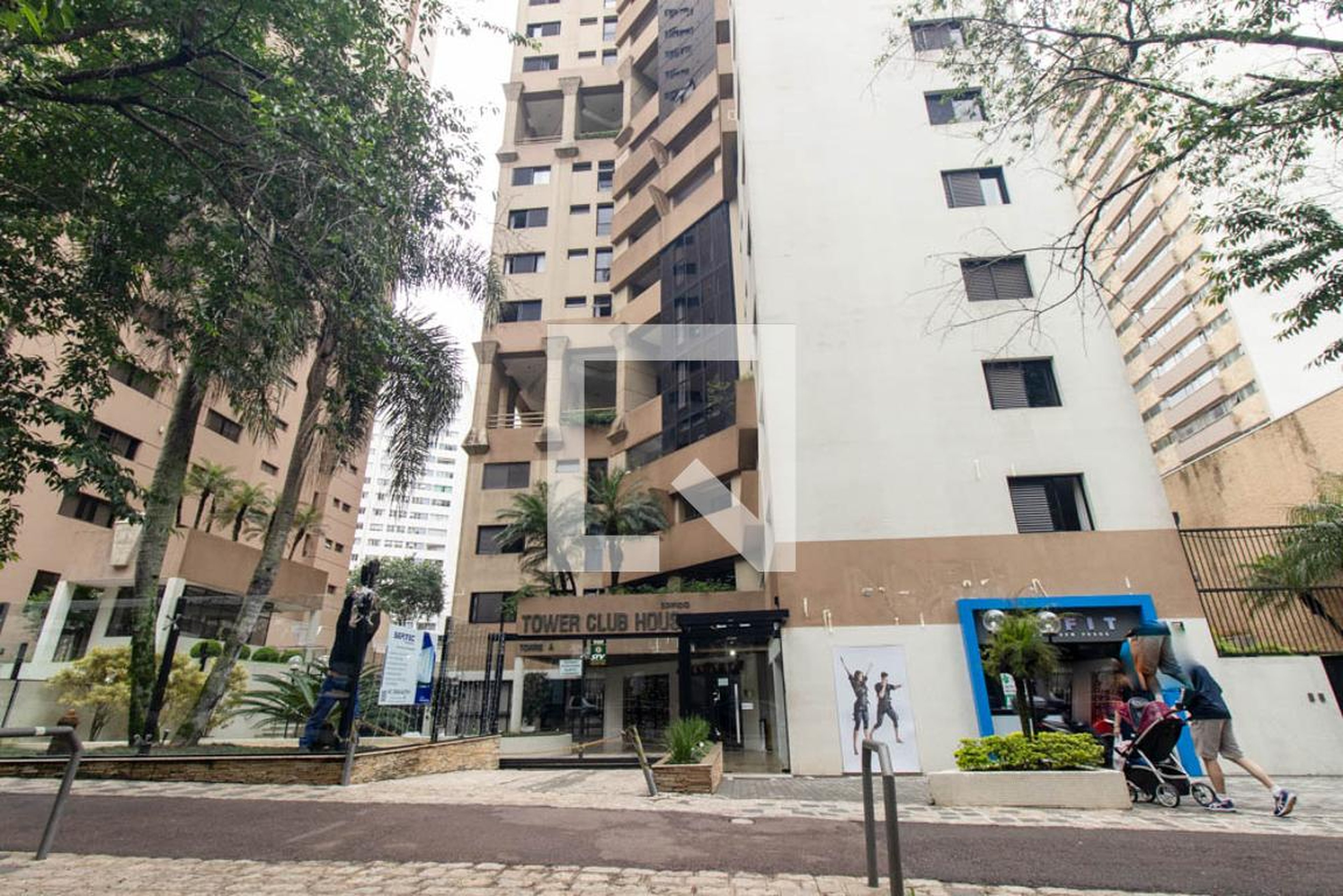 Fachada do Condomínio Condomínio Tower Club House