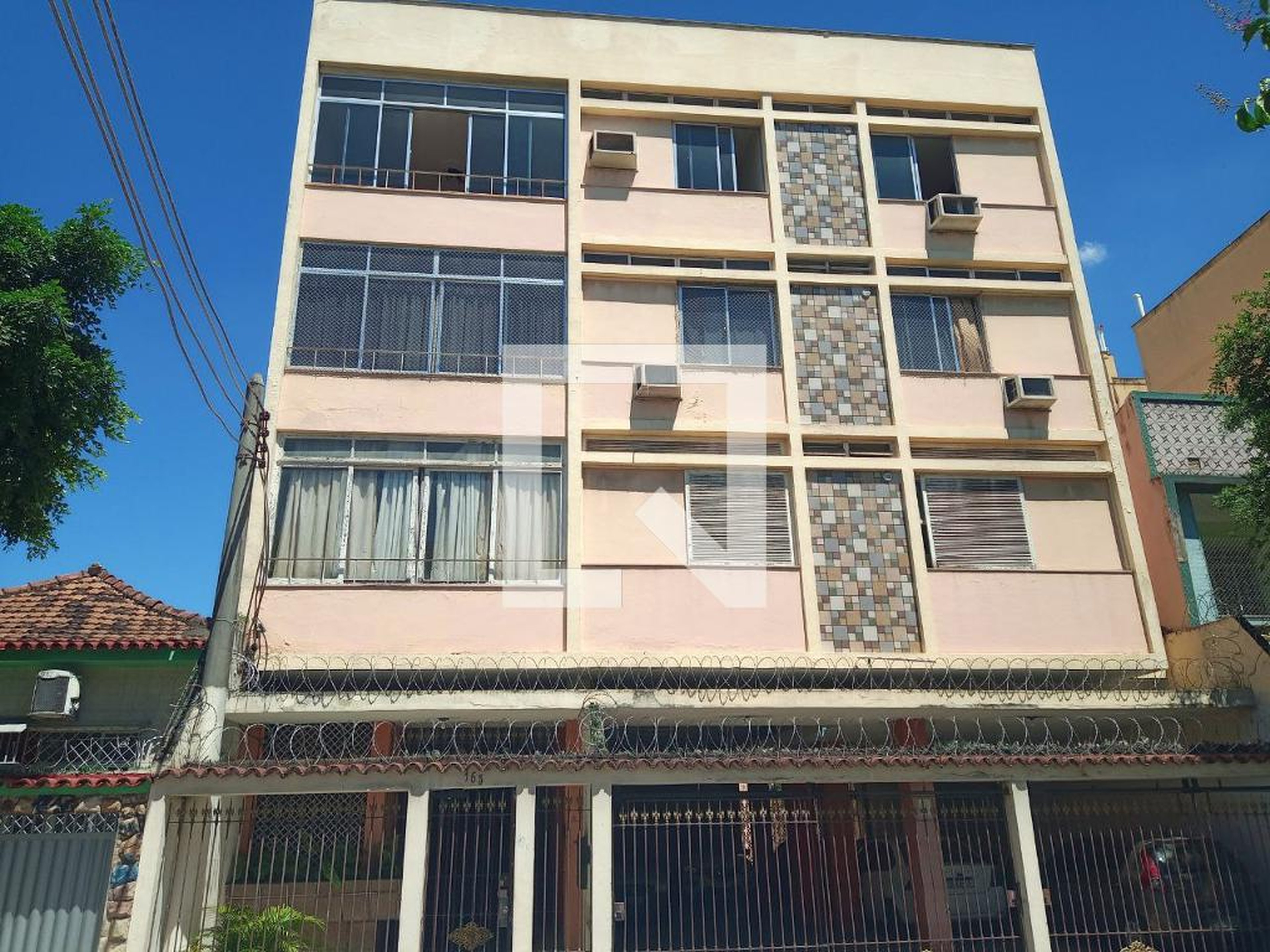 Fachada Condomínio em Rua Sidônio Paes, 163