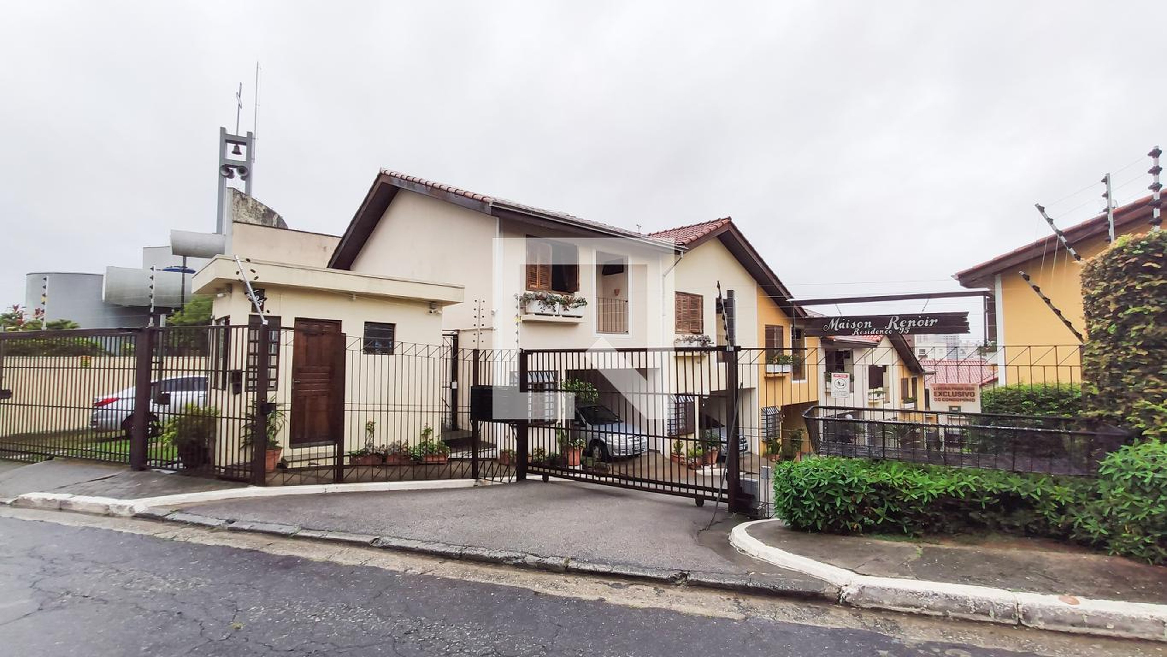 Fachada do condomínio Condomínio em Rua Heloísa Moya, 95