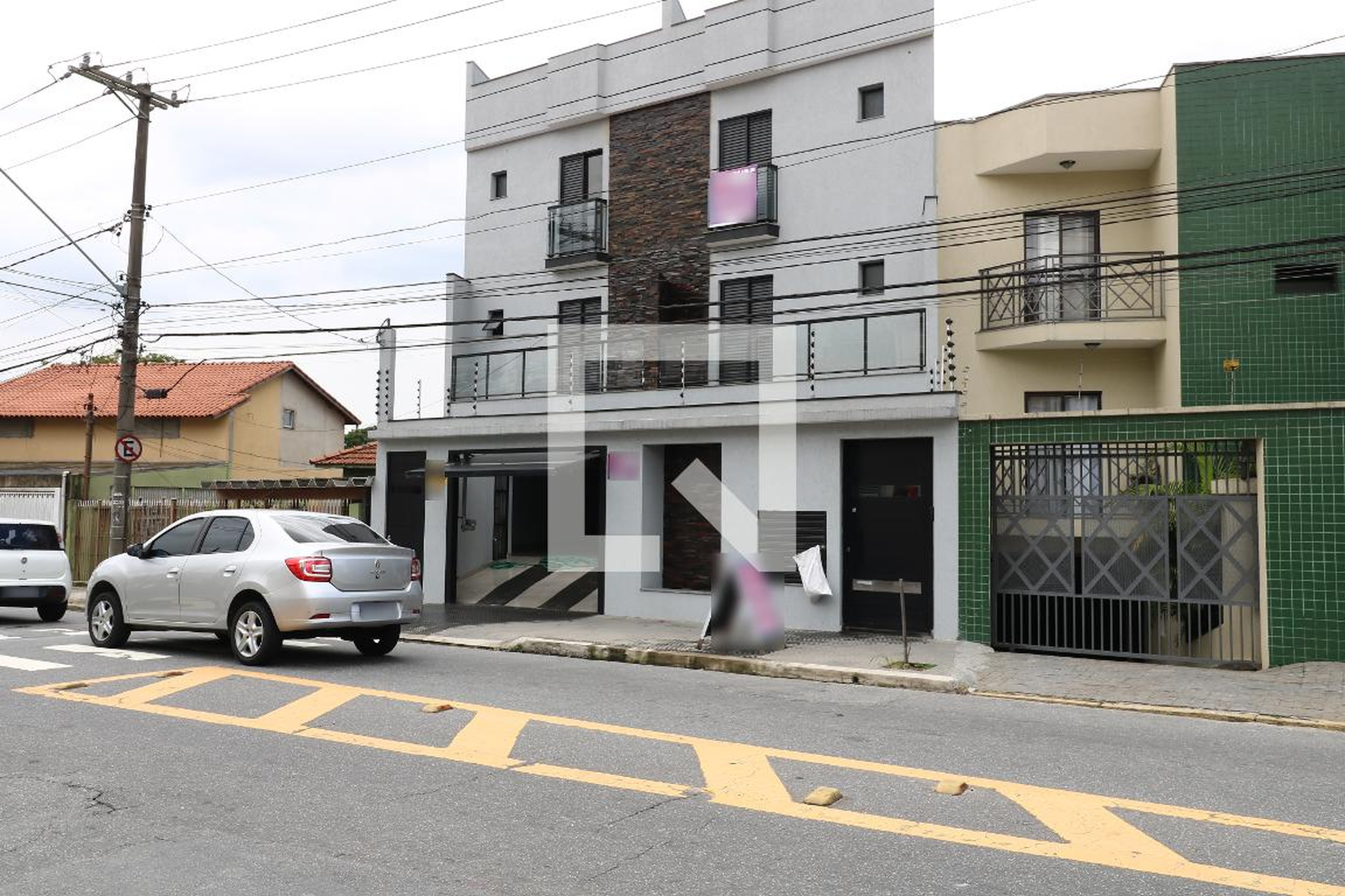 Fachada Condomínio em Rua Colúmbia, 695