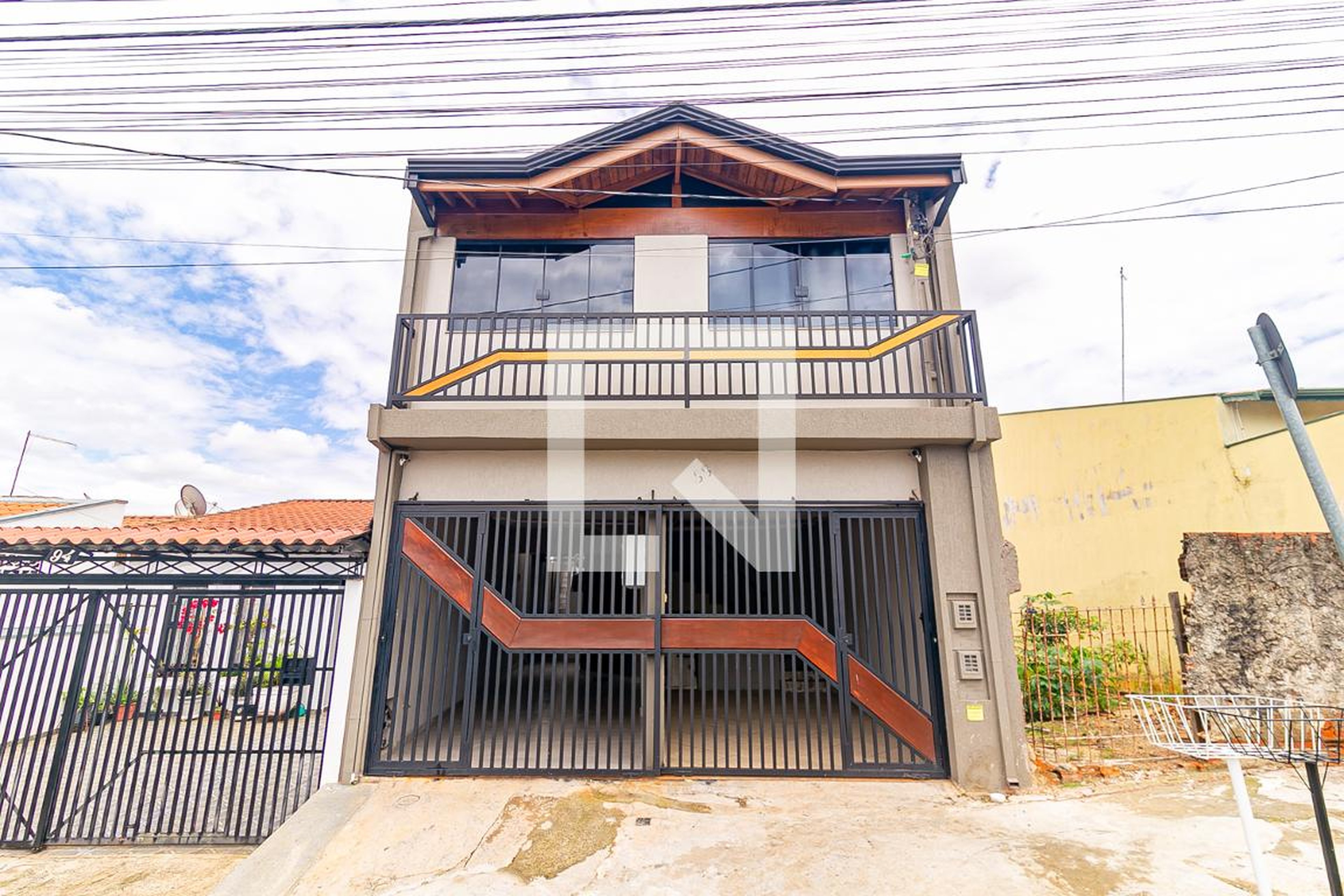 Fachada Condomínio em Rua Pederneiras, 88