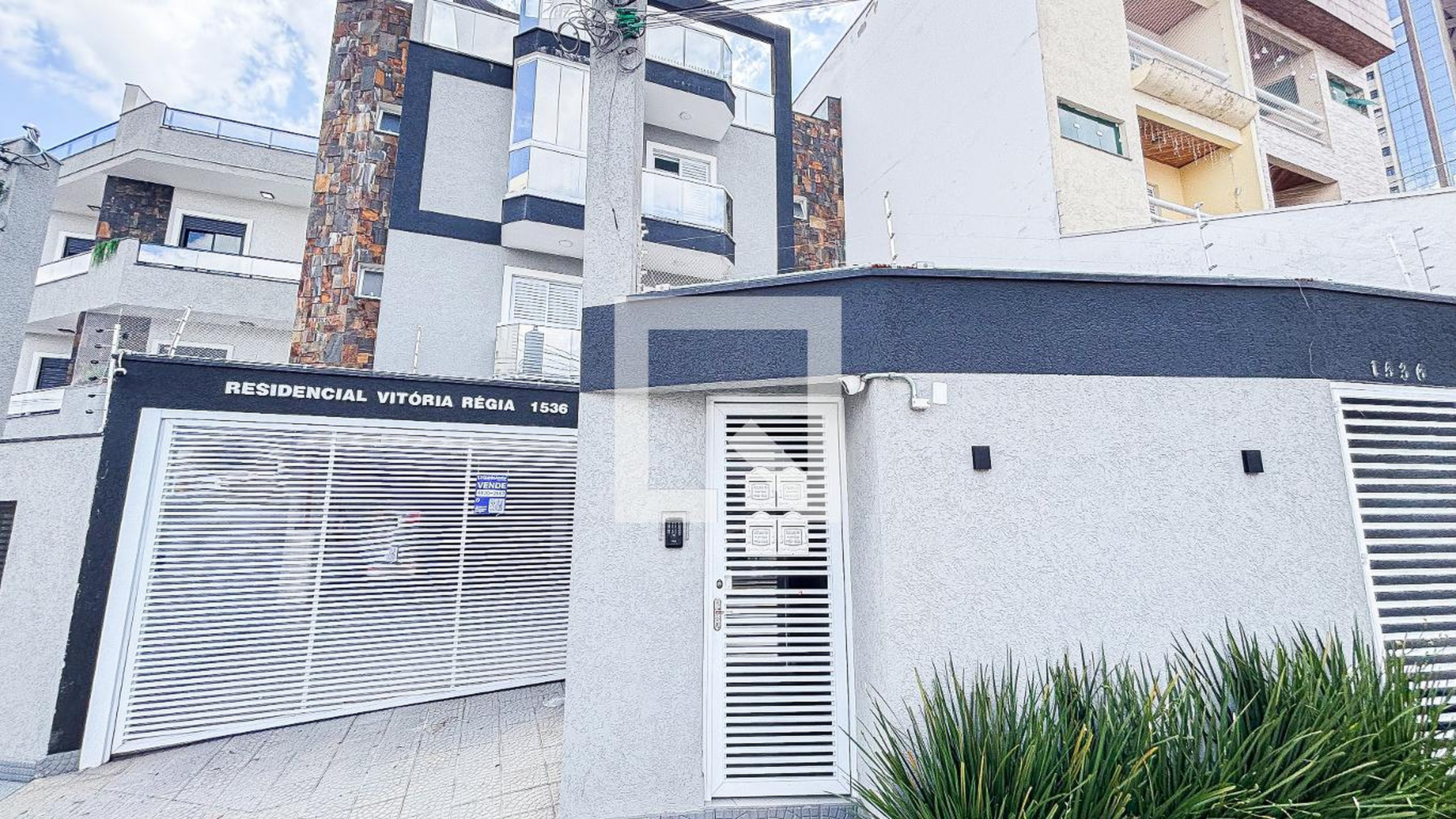 Fachada Condomínio em Rua Vitória Régia, 1536
