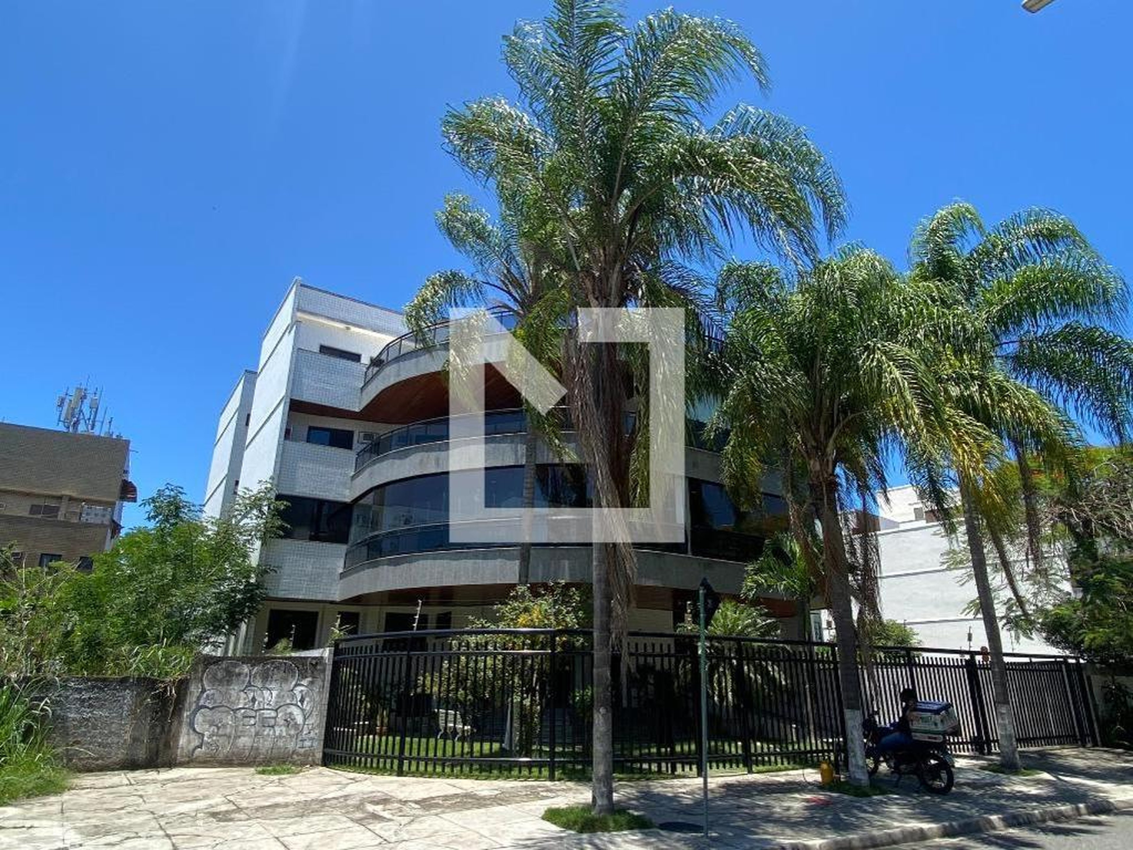 Fachada Condomínio em Rua Almirante Ary Rongel, 94