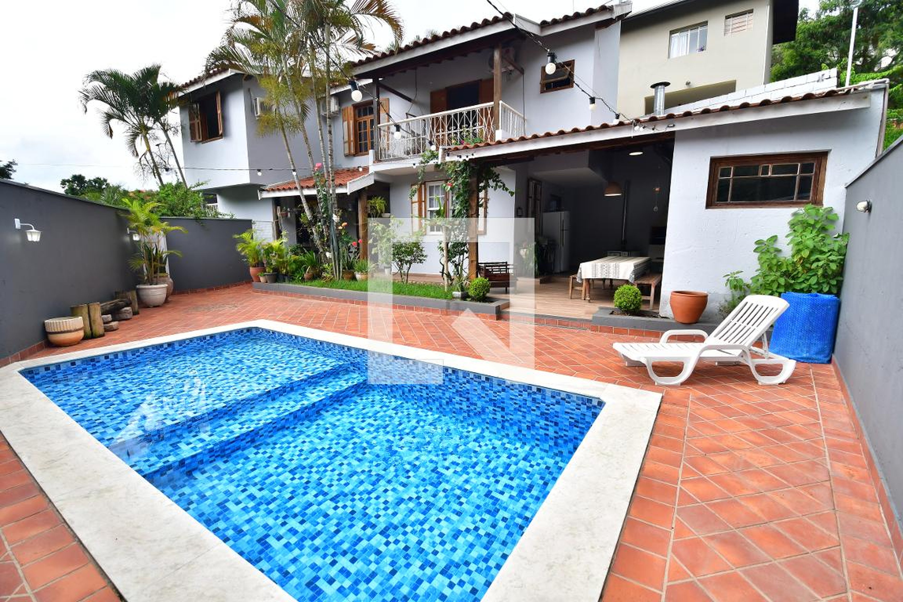 Piscina Condomínio em Rua Áurea Viêira, 300