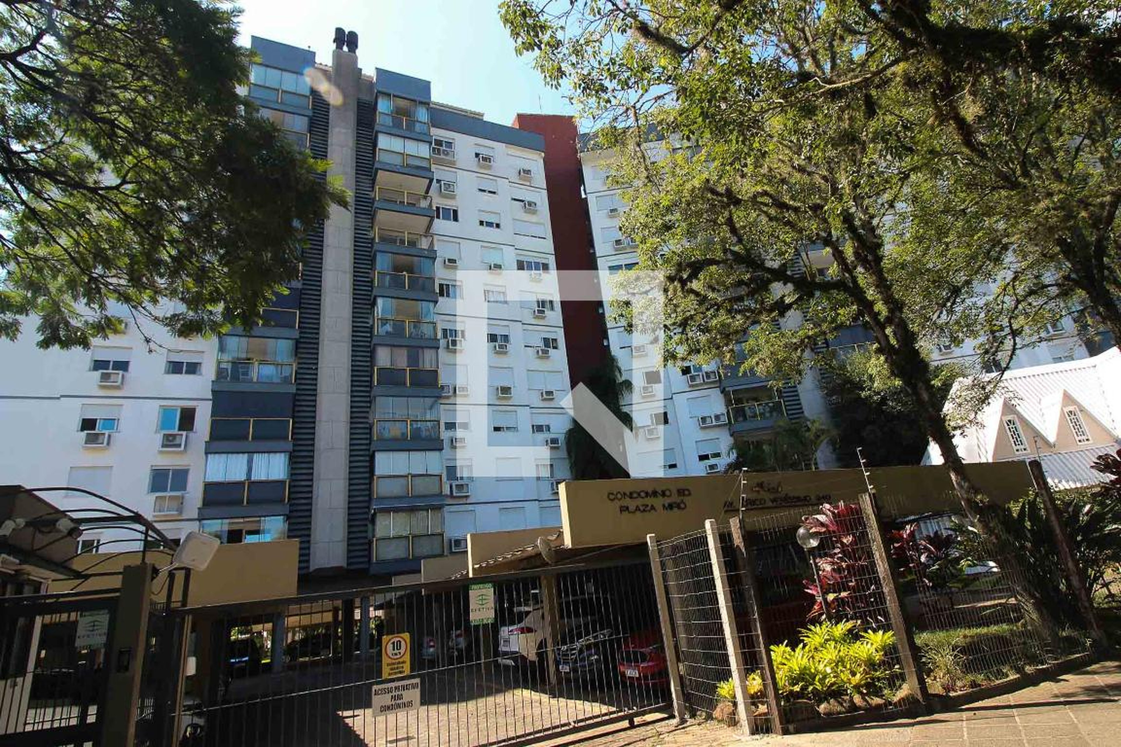 Fachada do condomínio Condomínio Plaza Miró