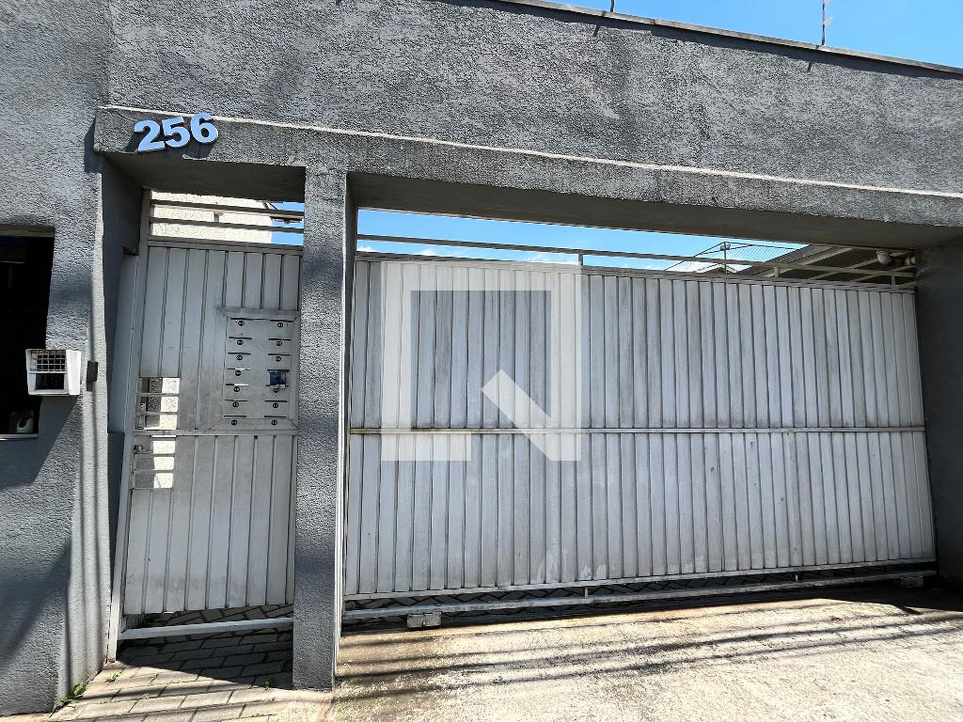 Fachada Condomínio em Rua Roque Eroles, 256