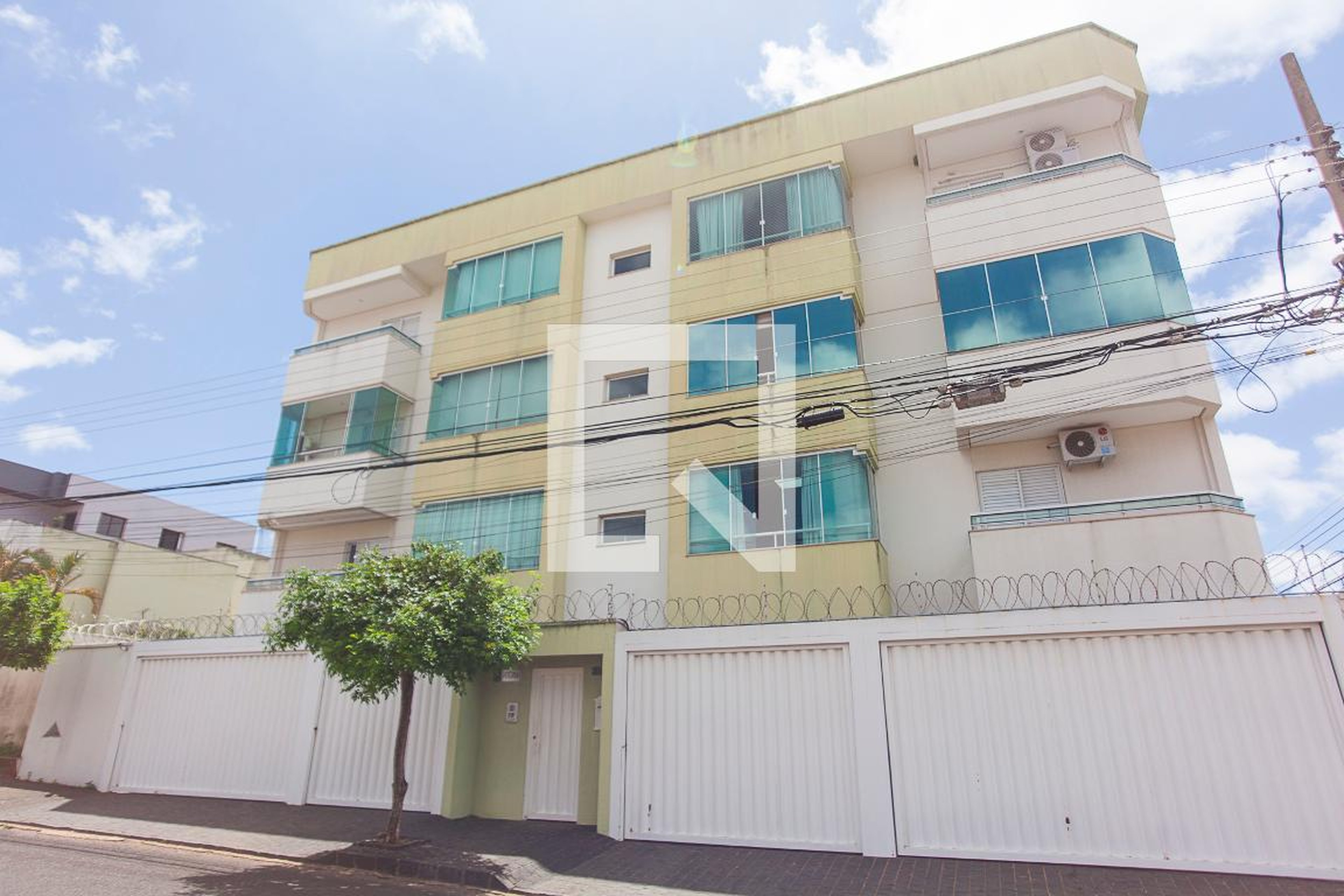 Fachada Condomínio em Rua José Lélis França, 1117